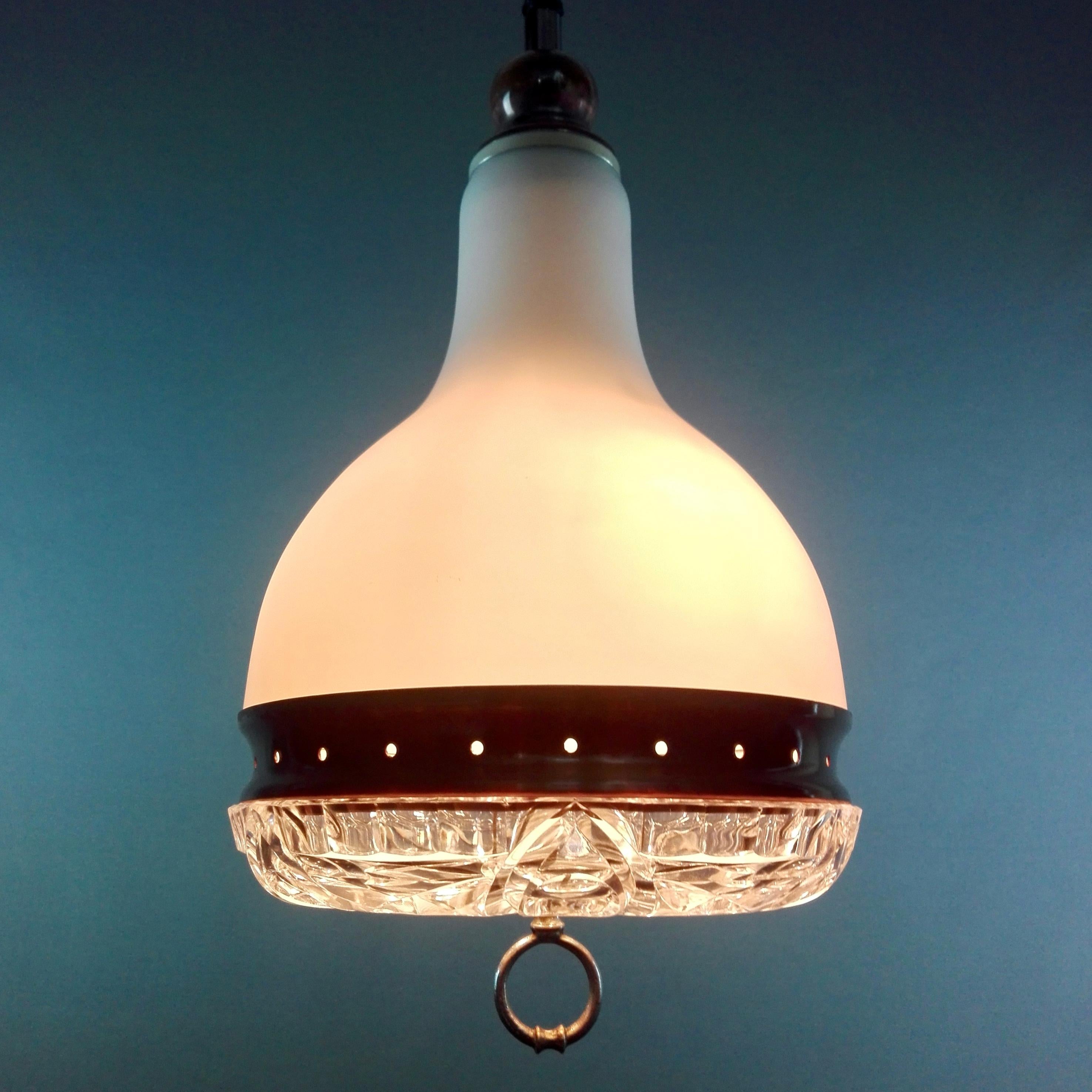 1960s Italian rise-and-fall glass and aluminum three-light pendant lamp.  In Good Condition For Sale In Caprino Veronese, VR