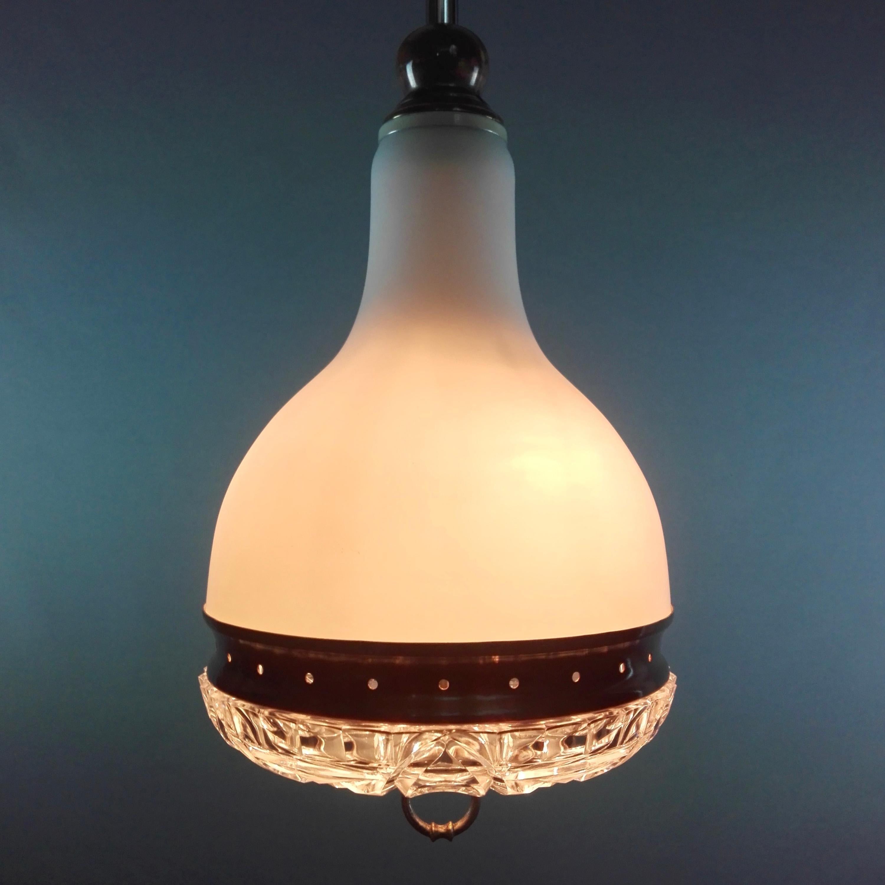 Mid-20th Century 1960s Italian rise-and-fall glass and aluminum three-light pendant lamp.  For Sale