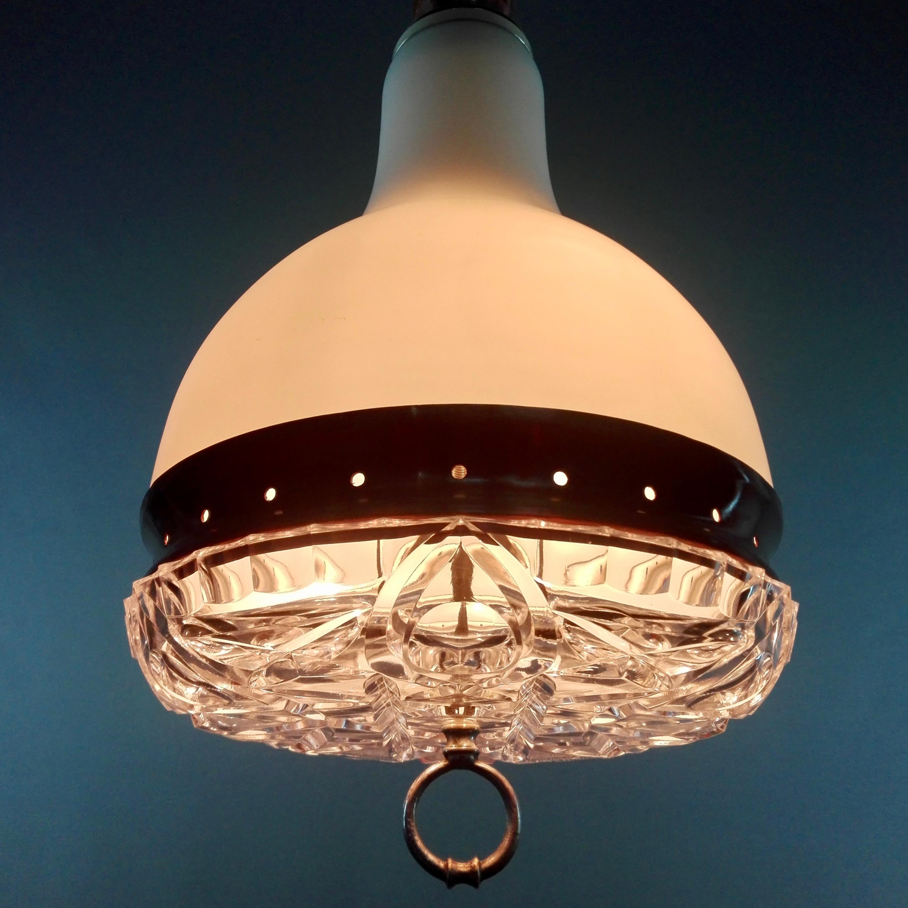 Aluminum 1960s Italian rise-and-fall glass and aluminum three-light pendant lamp.  For Sale