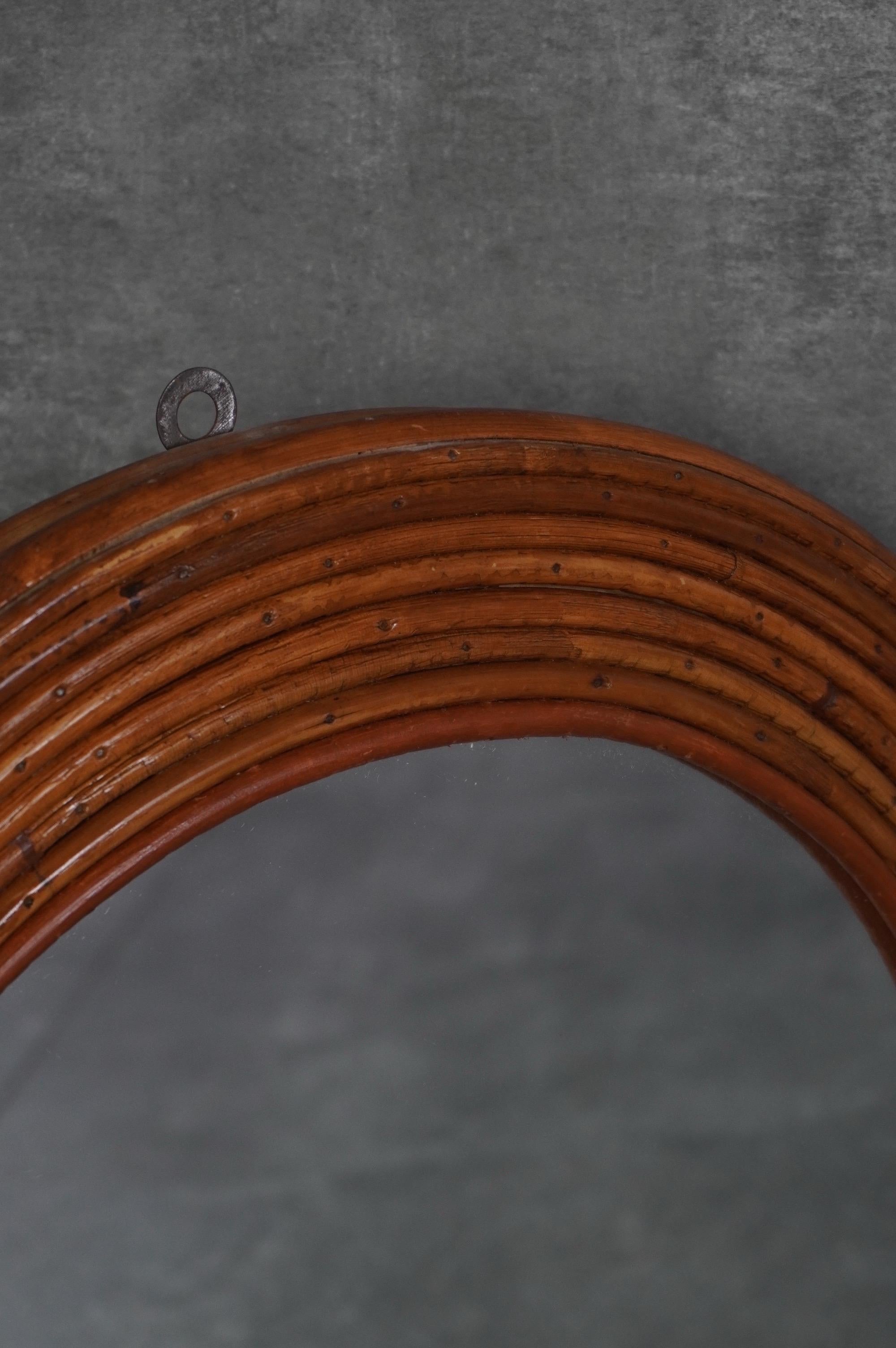 Specchio da parete circolare con cornice in vimini, realizzato a mano in Italia negli anni Sessanta. Un accento perfetto per gli interni.