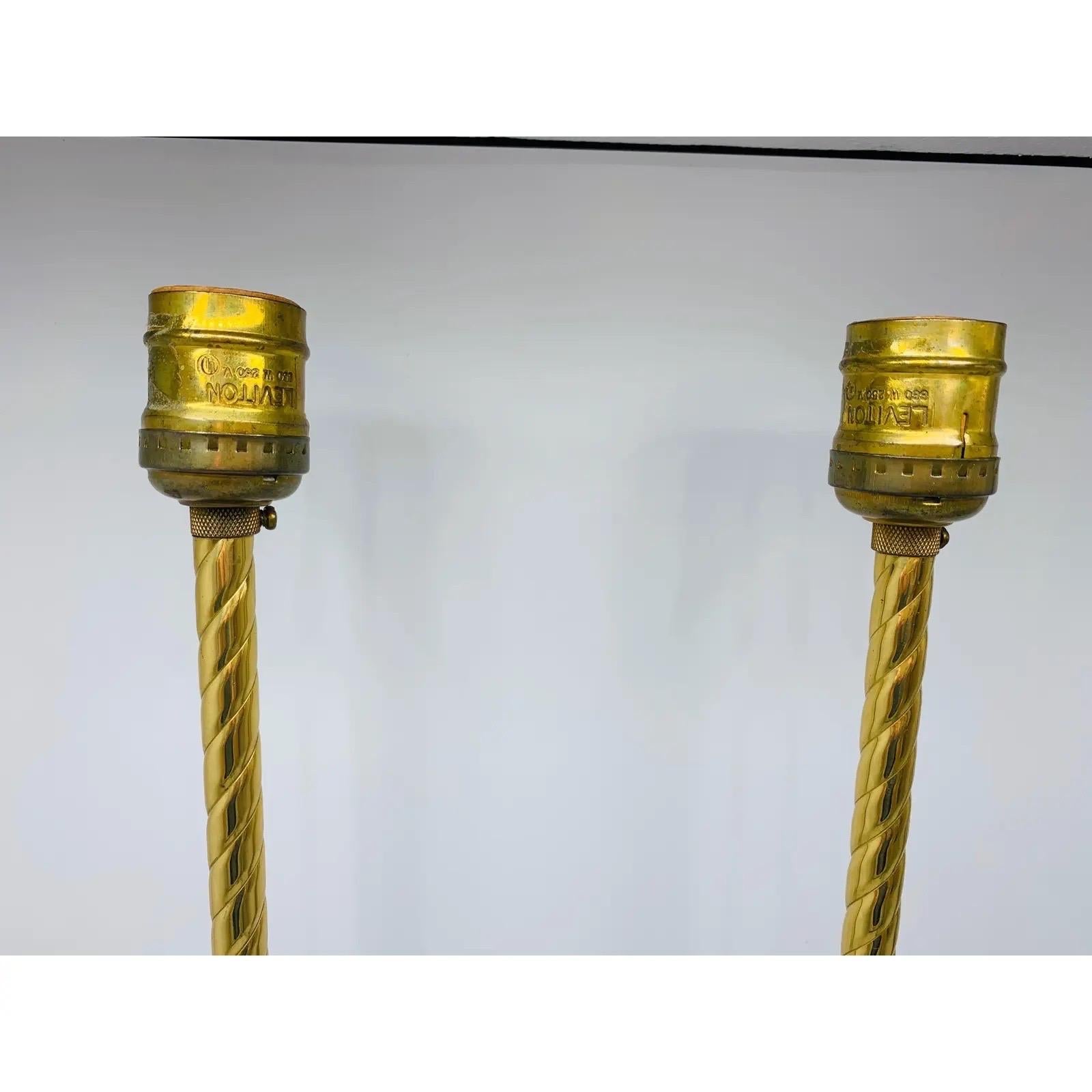 Voici une fabuleuse paire de lampes à glands en bois doré et en laiton de la société italienne Sarreid Ltd. datant des années 1960. La paire présente de jolis détails, de haut en bas. La base en forme de houppe est en bois sculpté à la main, avec