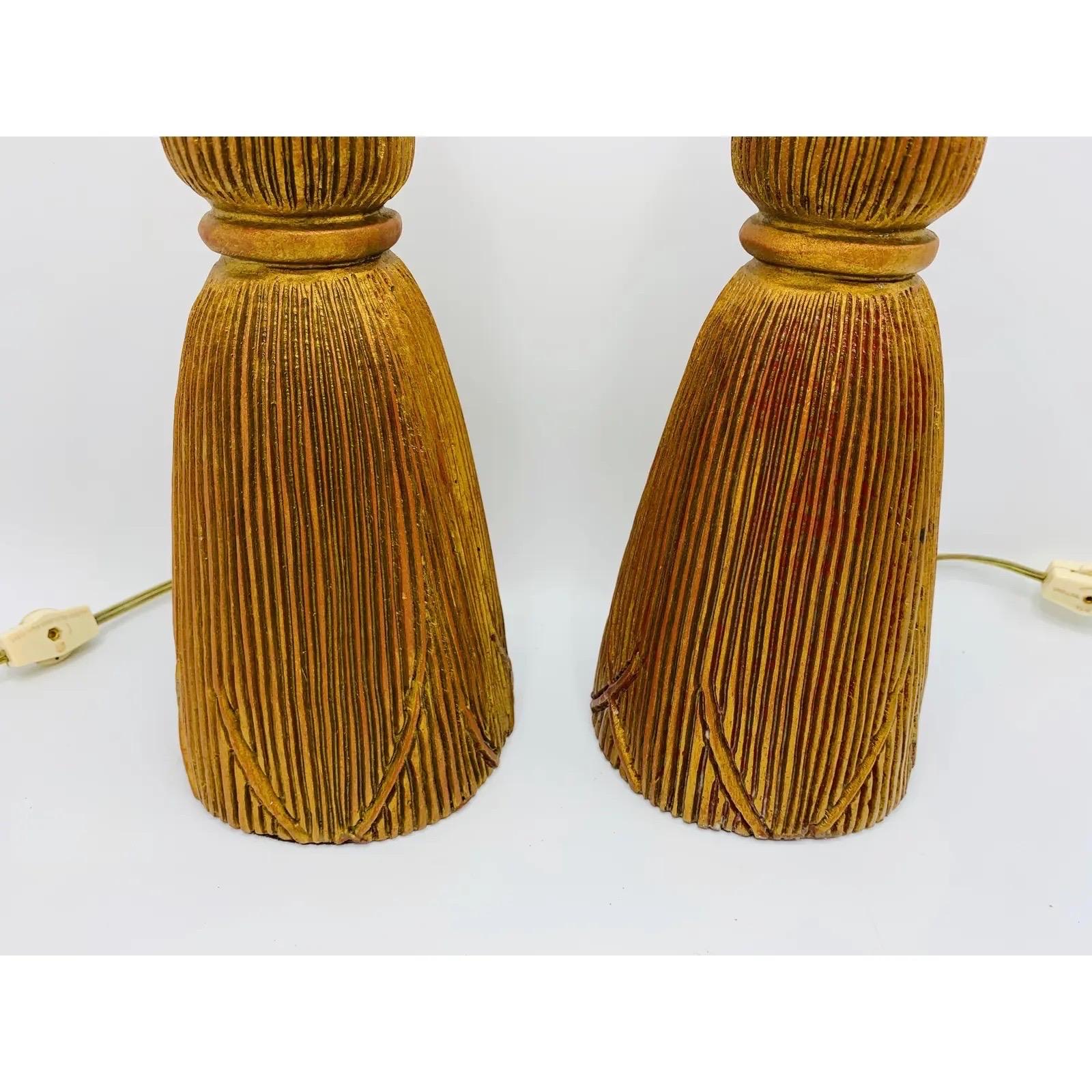 20ième siècle Paire de lampes à glands en bois doré et laiton de Sarreid, Italie, années 1960 en vente