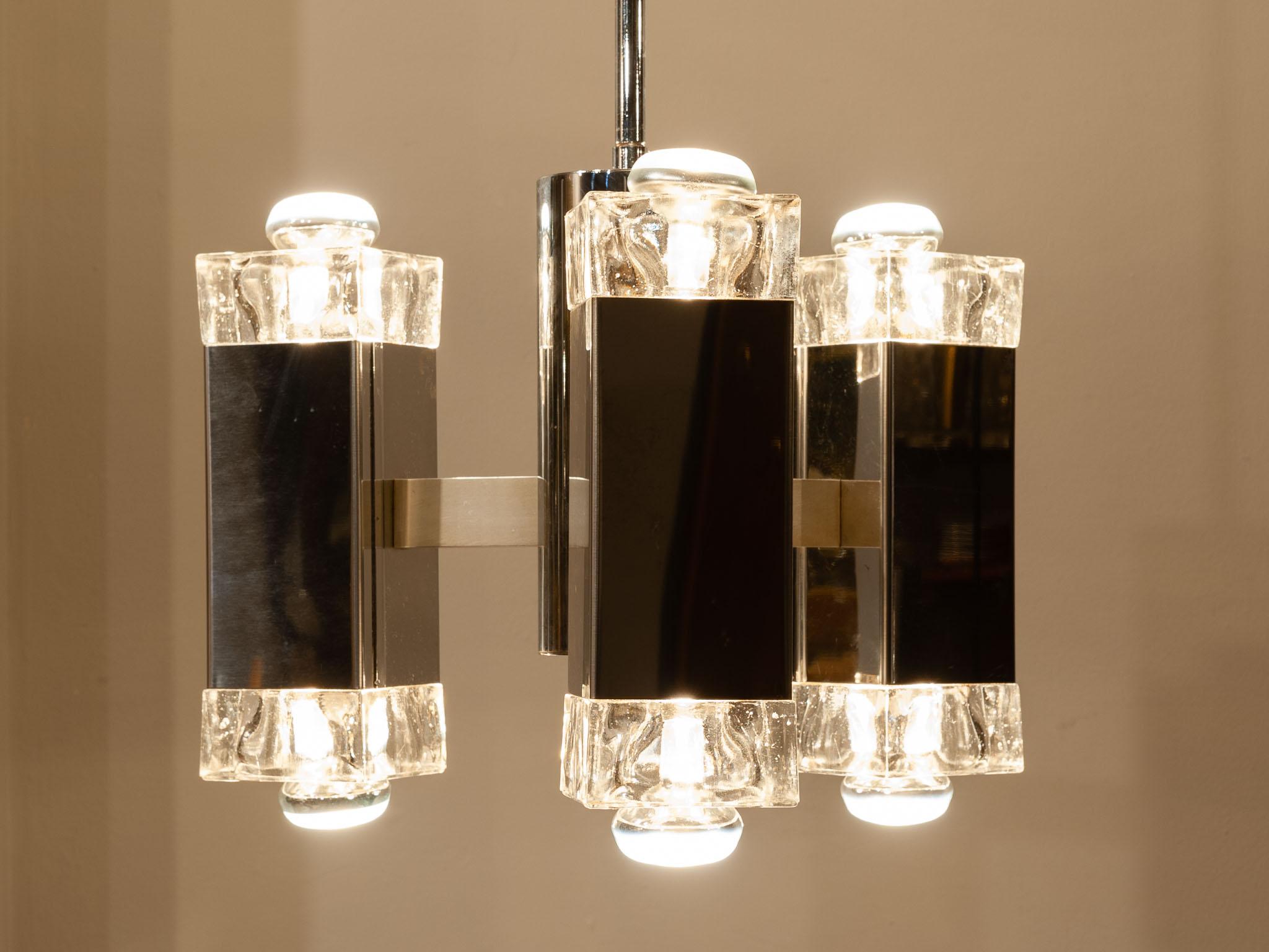 A 1960s Italian Gaetano Sciolari modernist chrome metal and glass pendant light. The cubist light features six cubic glass lights with three facing upwards and three downwards. The light is in very good vintage condition. PAT tested and in full