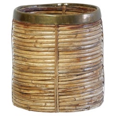 Vaso in rattan scolpito a matita degli anni '60 con finiture in ottone martellato
