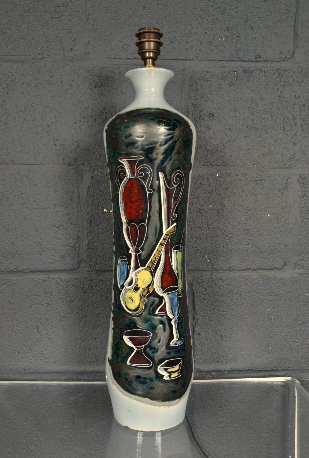 Eine große italienische Sgraffito-Keramik-Tischlampe aus den 1960er Jahren im Stil von Augusto Giulianelli, San Marino, mit Sgraffito-Darstellungen einer Gitarre, Karaffen und Trinkgefäßen auf der einen Seite und einem abstrakten Muster auf der