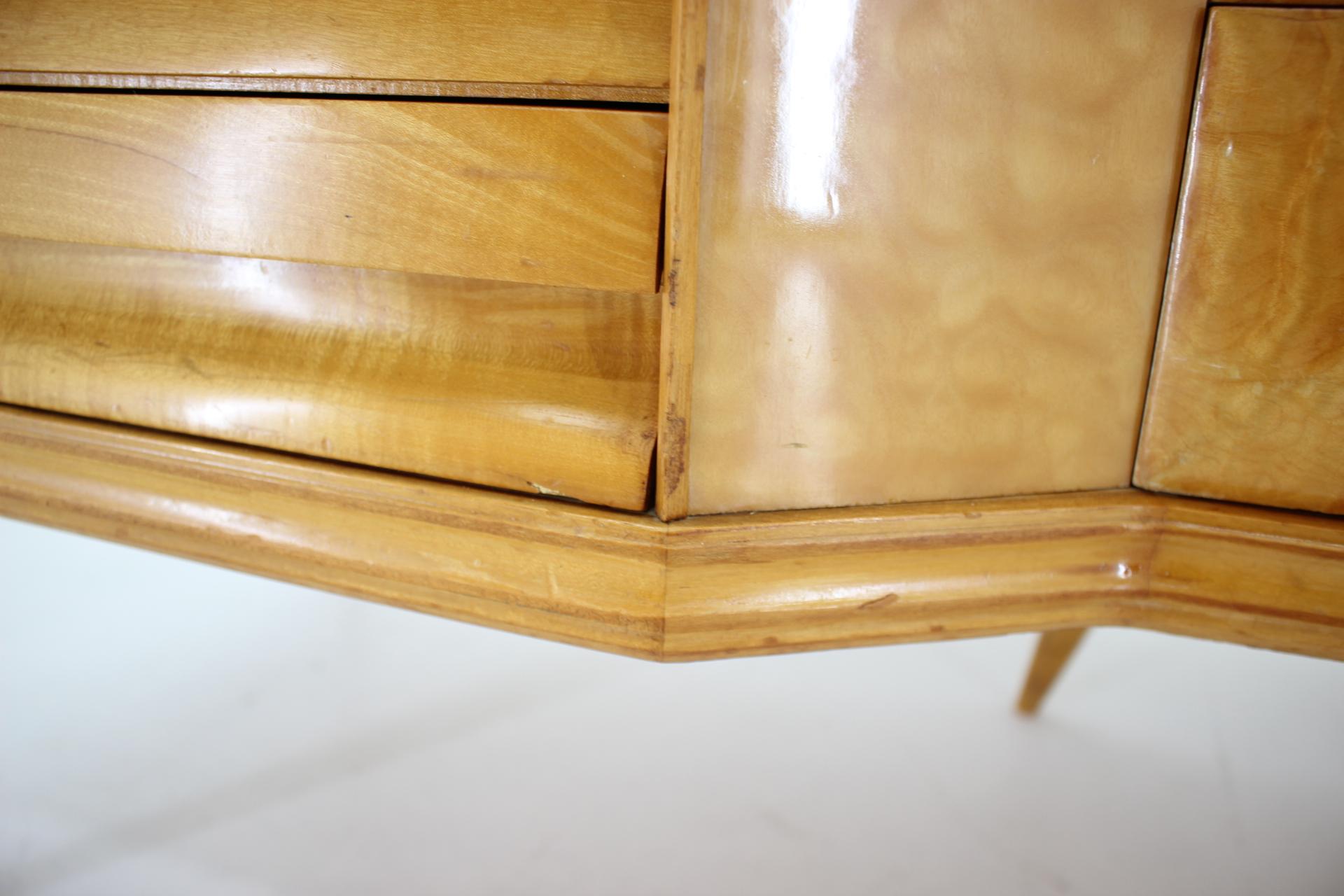 1960s Italian Sideboard/Chest of Drawers in High Gloss Finish with Glass Top and For Sale 13