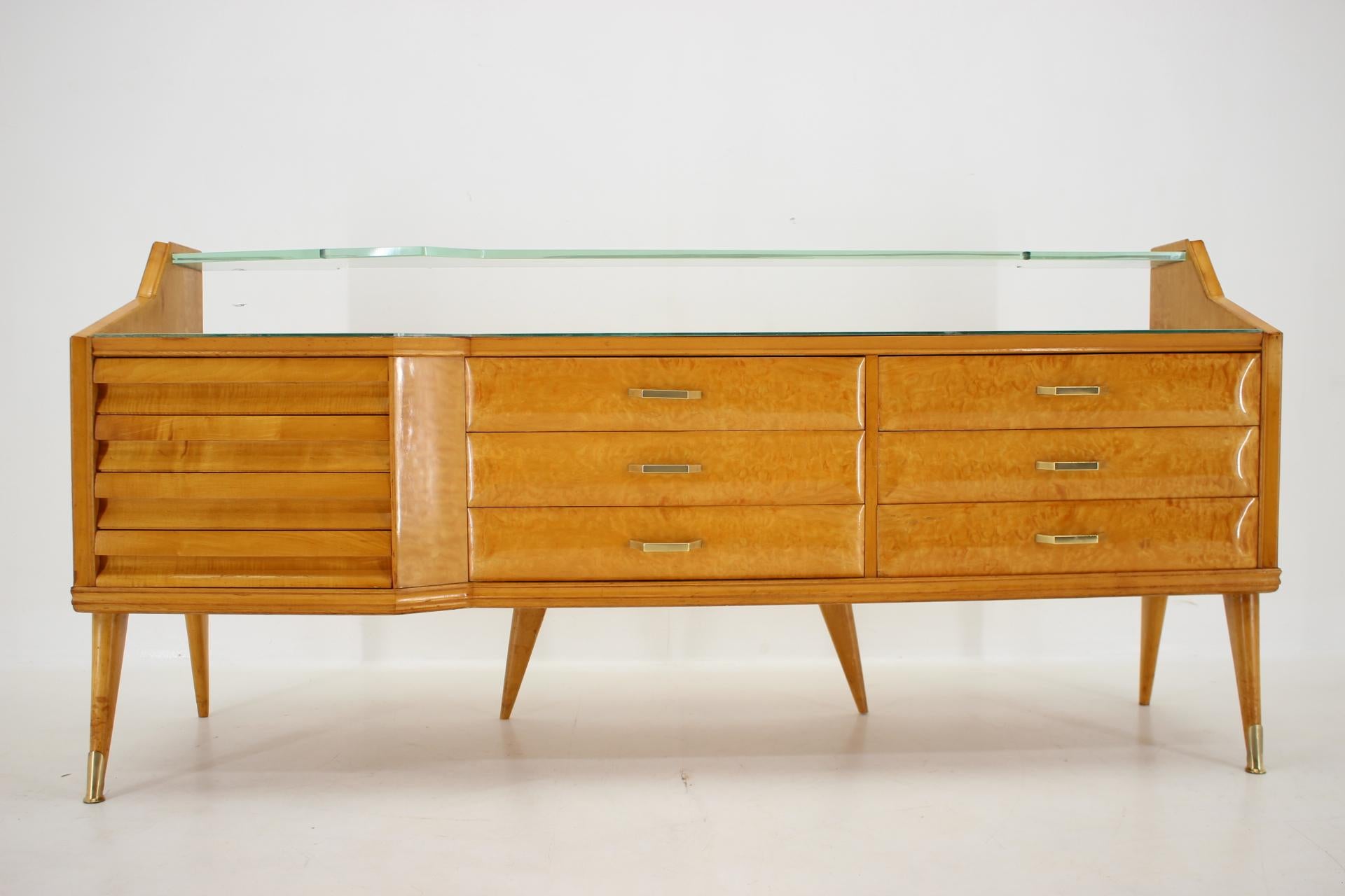 Mid-Century Modern 1960s Italian Sideboard/Chest of Drawers in High Gloss Finish with Glass Top and For Sale