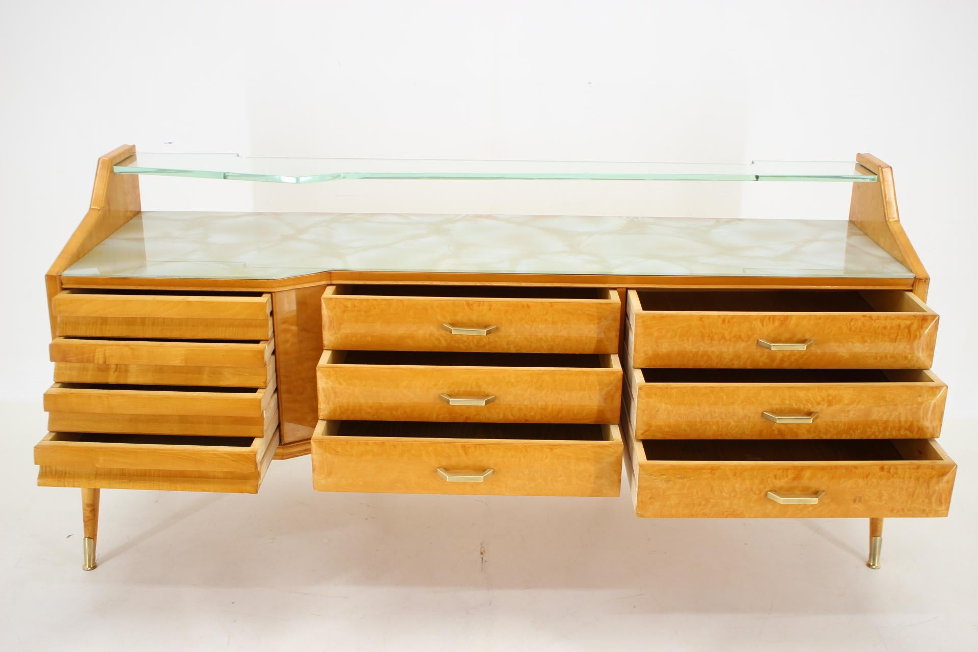 1960s Italian Sideboard/Chest of Drawers in High Gloss Finish with Glass Top and In Good Condition For Sale In Praha, CZ