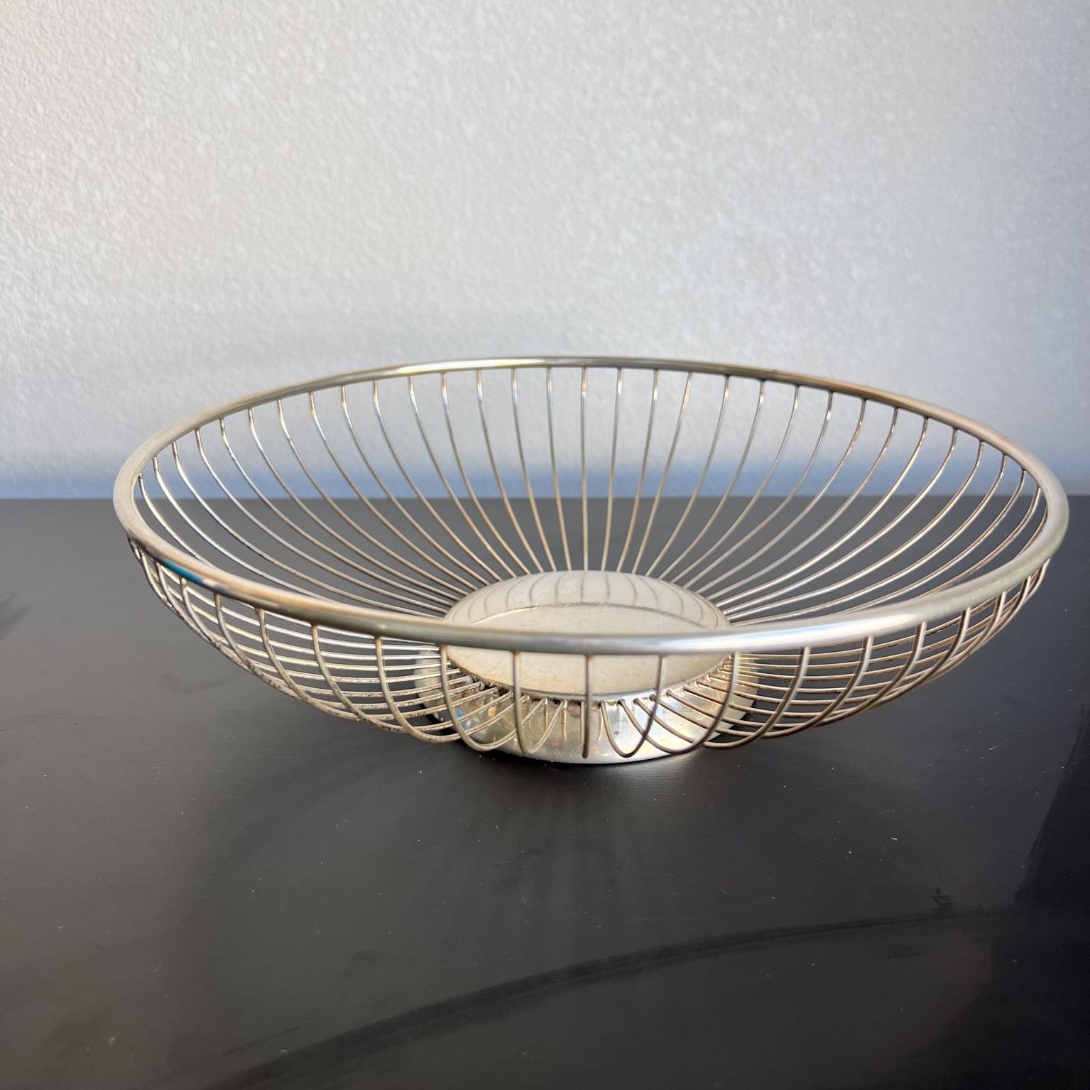 Cesta de alambre para pan o fruta italiana en bandeja de plata de los años 60
hecho a mano Italia
10,25 x 2,88 h
Original de época sin restaurar
Consulte las imágenes