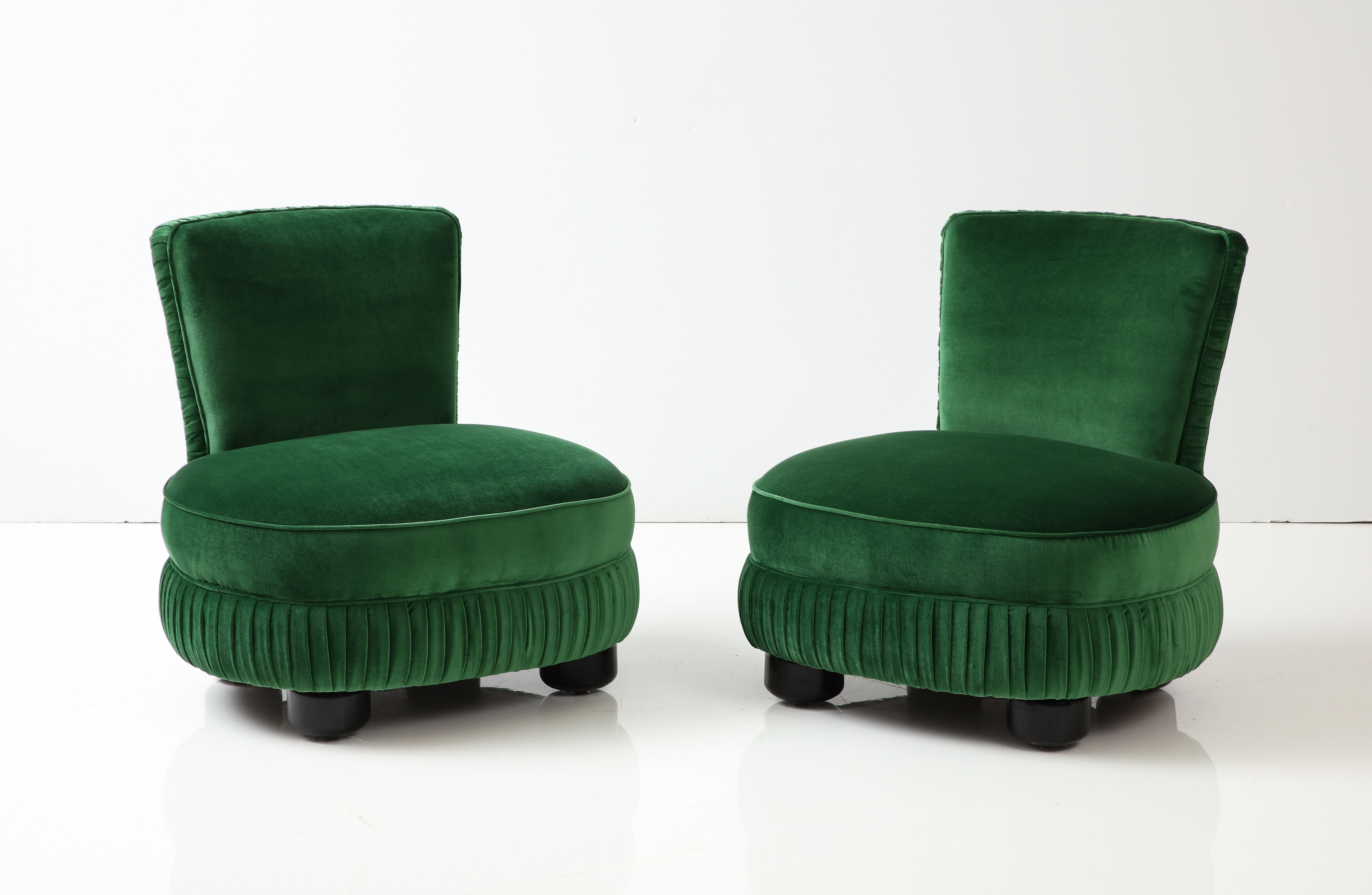 Amazing pair of sculptural Italian slipper chairs in green velvet upholstery, fully restored and re-upholstered in green velvet, with minor wear and patina due to age and use.
