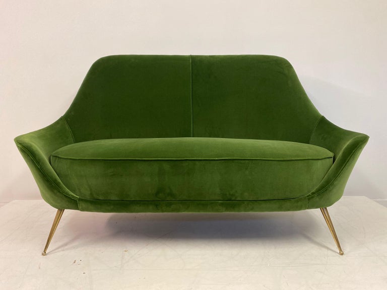 Unusual shaped sofa.

New Designers guild cotton velvet.

Brass legs.

Refurbished.

1960s Italy.