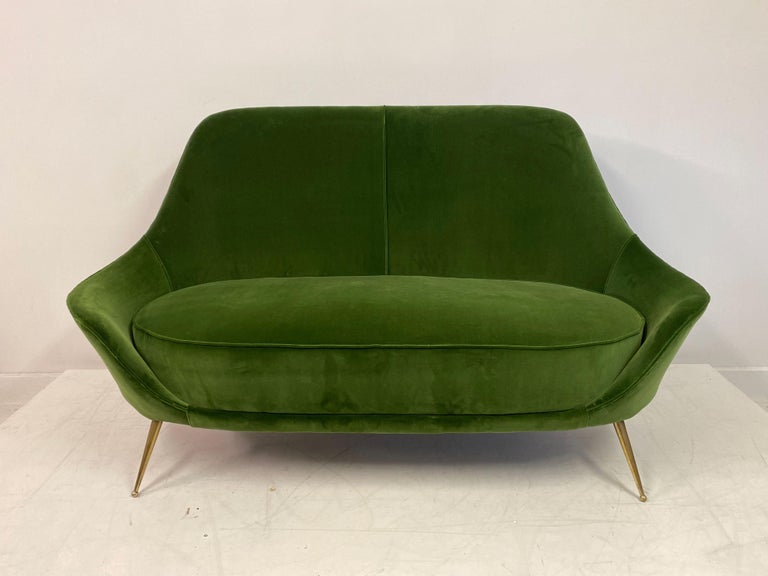Mid-Century Modern 1960s Italian Sofa in Green Cotton Velvet For Sale