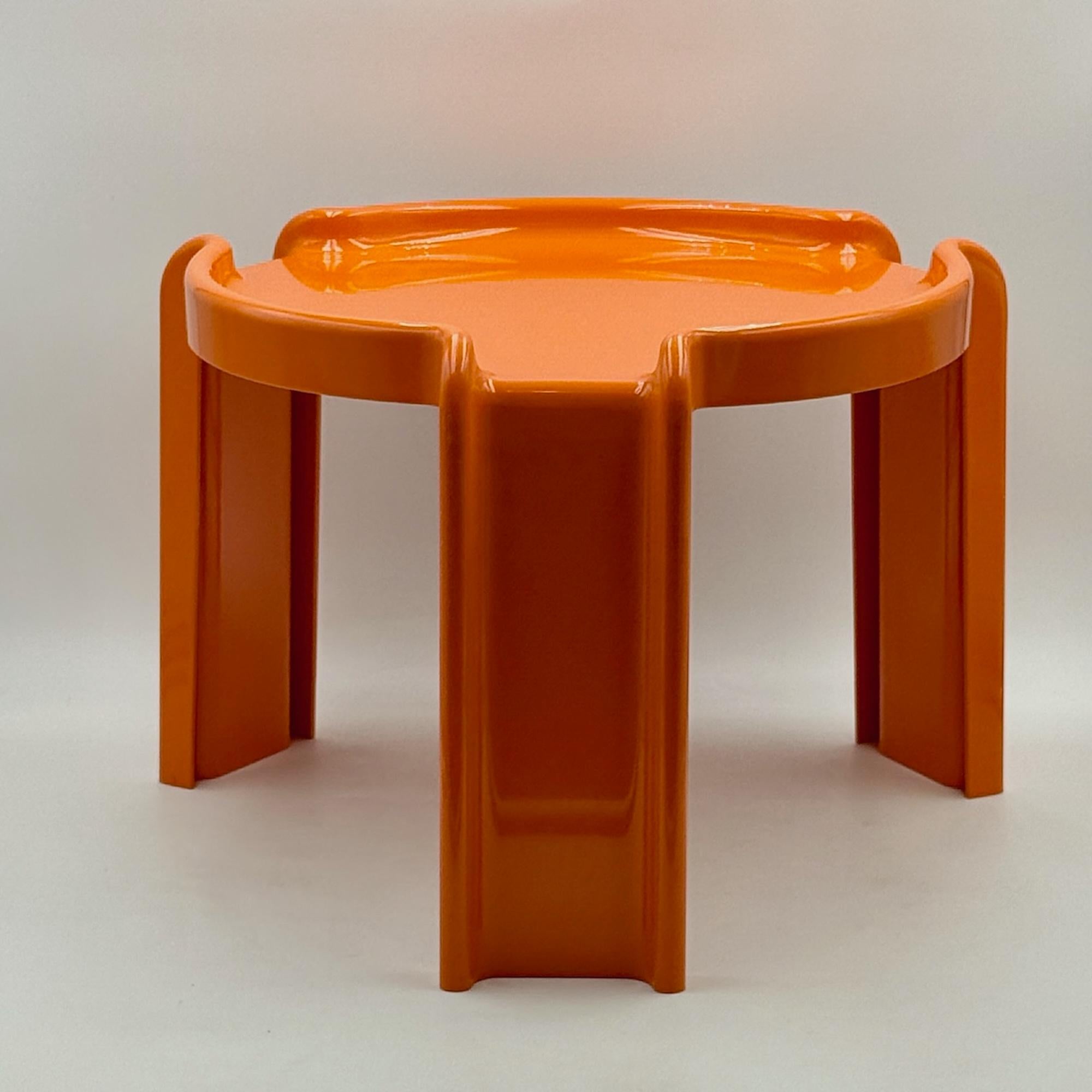 This rare orange set of three nesting tables, designed by Giotto Stoppino for Kartell in 1968, embodies the futuristic elegance of Italian Space Age design. Models 4905, 4906, and 4907 reveal Kartell’s mastery of molded ABS plastic — lightweight,