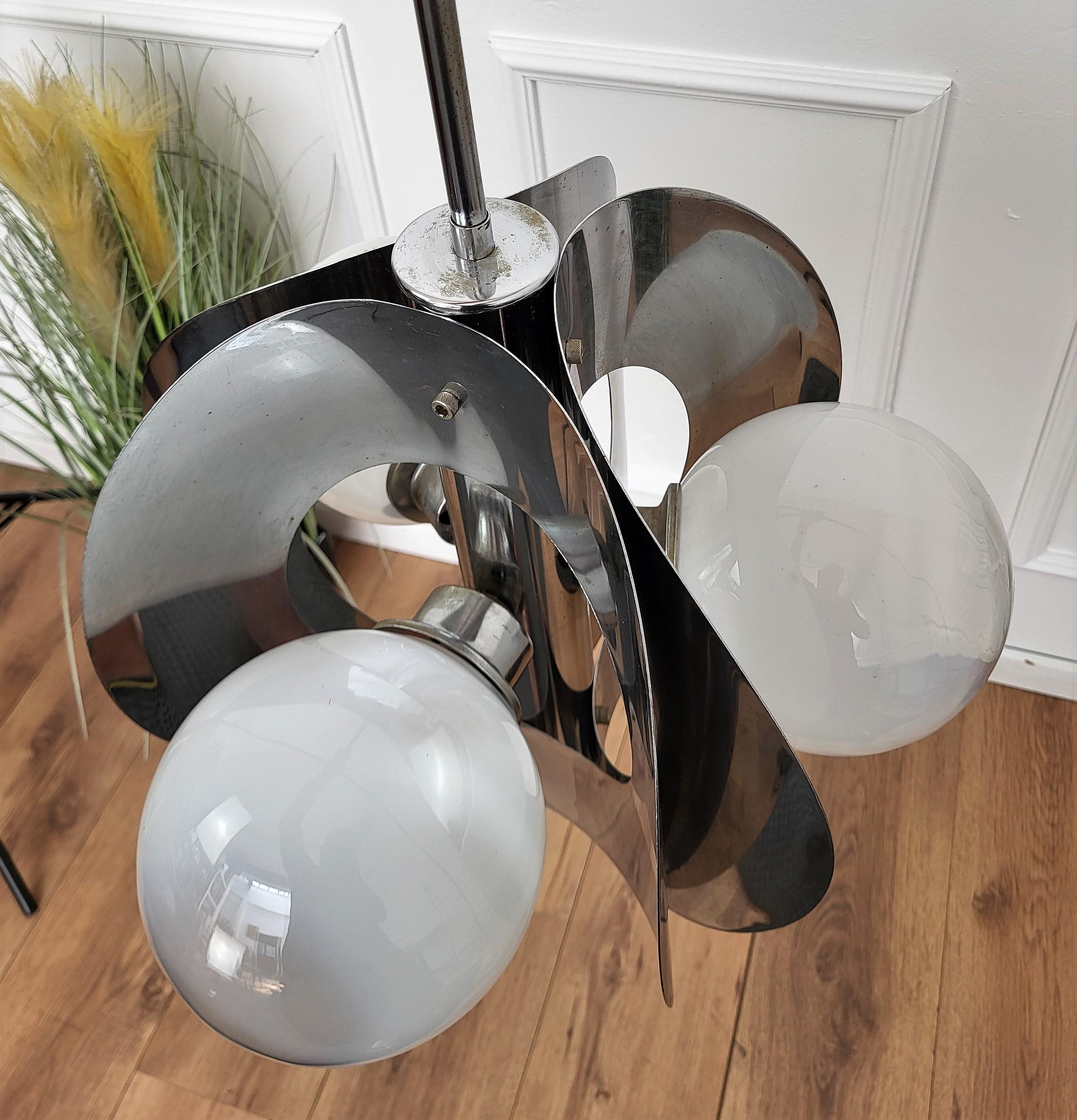 Design-Light : suspension circulaire en métal chromé et 3 sphères en verre blanc, datant des années 1960. 

