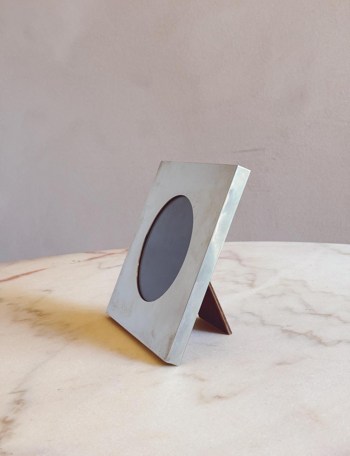 Magnifique petit cadre photo italien des années 1960 en chrome. Le cadre lui-même est carré, mais l'ouverture pour afficher une photo est un cercle. Un design iconique des années 1960 en bon état.