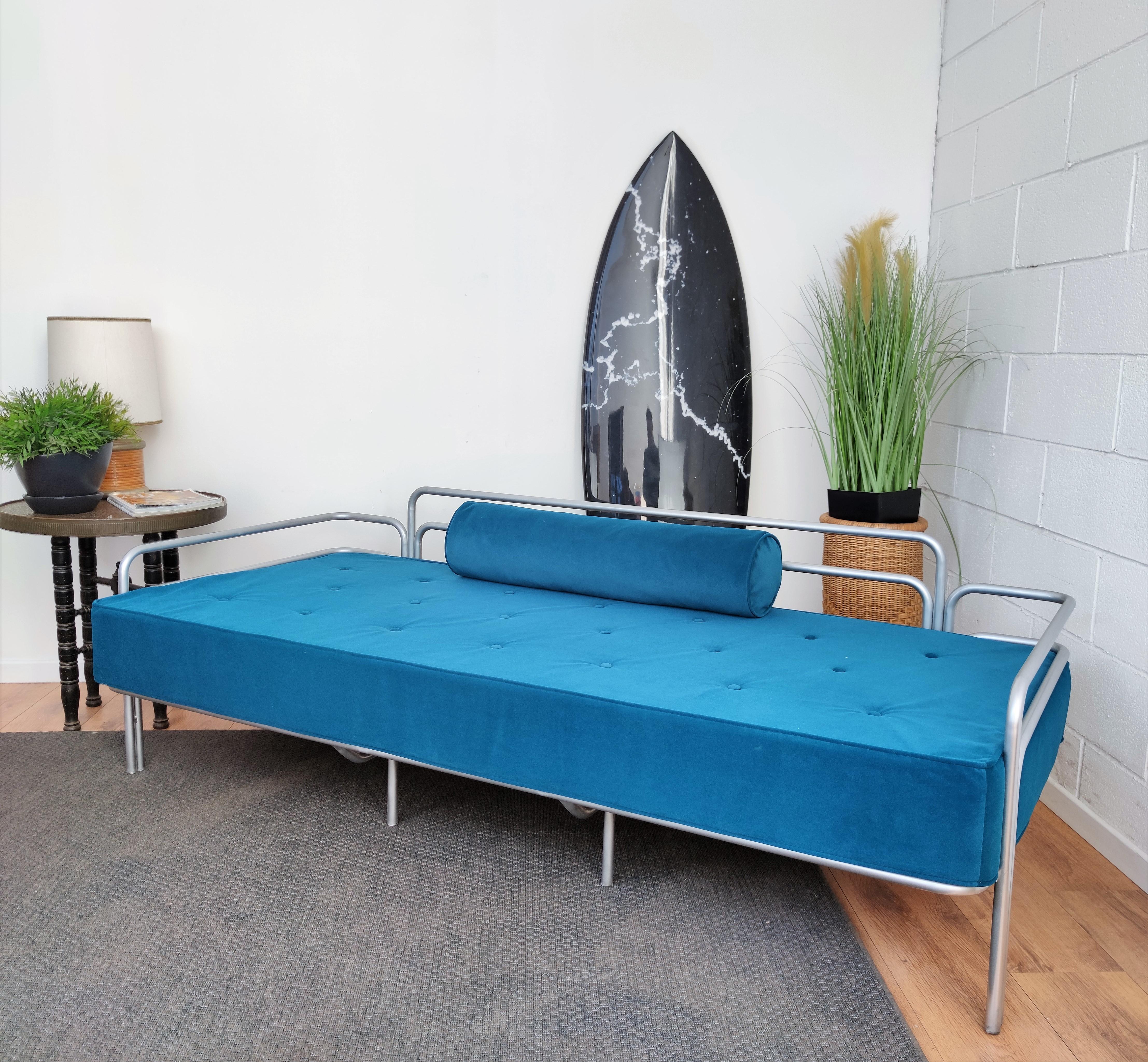 Magnifique canapé ou lit de jour en acier métallique italien des années 1960 produit par Busnelli, une entreprise de design emblématique située au cœur du quartier des meubles du nord de l'Italie. Cette pièce, tant dans la conception que dans les
