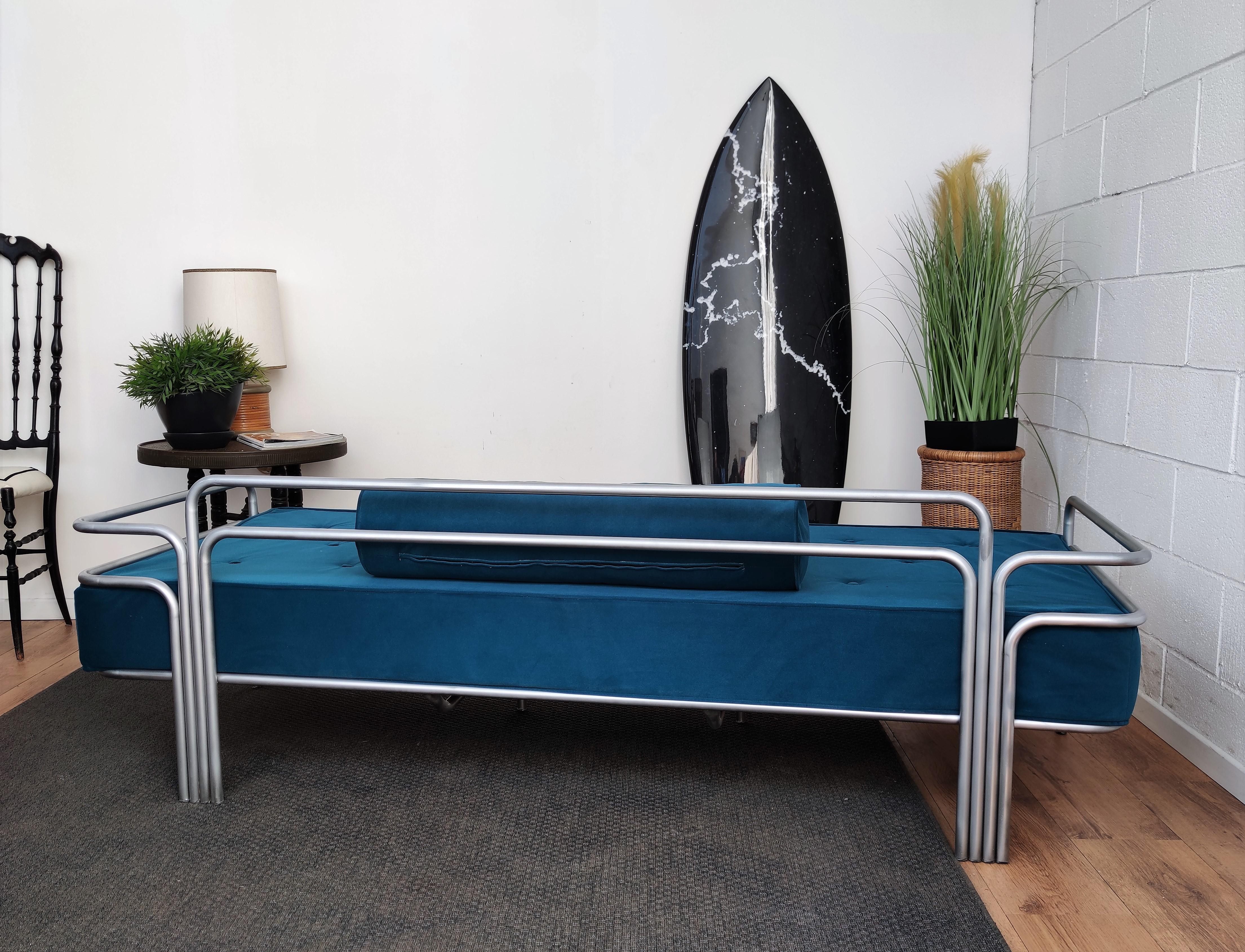 1960s Italian Steel and Tufted Velvet Blue Re-Upholstered Sofa or Daybed In Good Condition For Sale In Carimate, Como