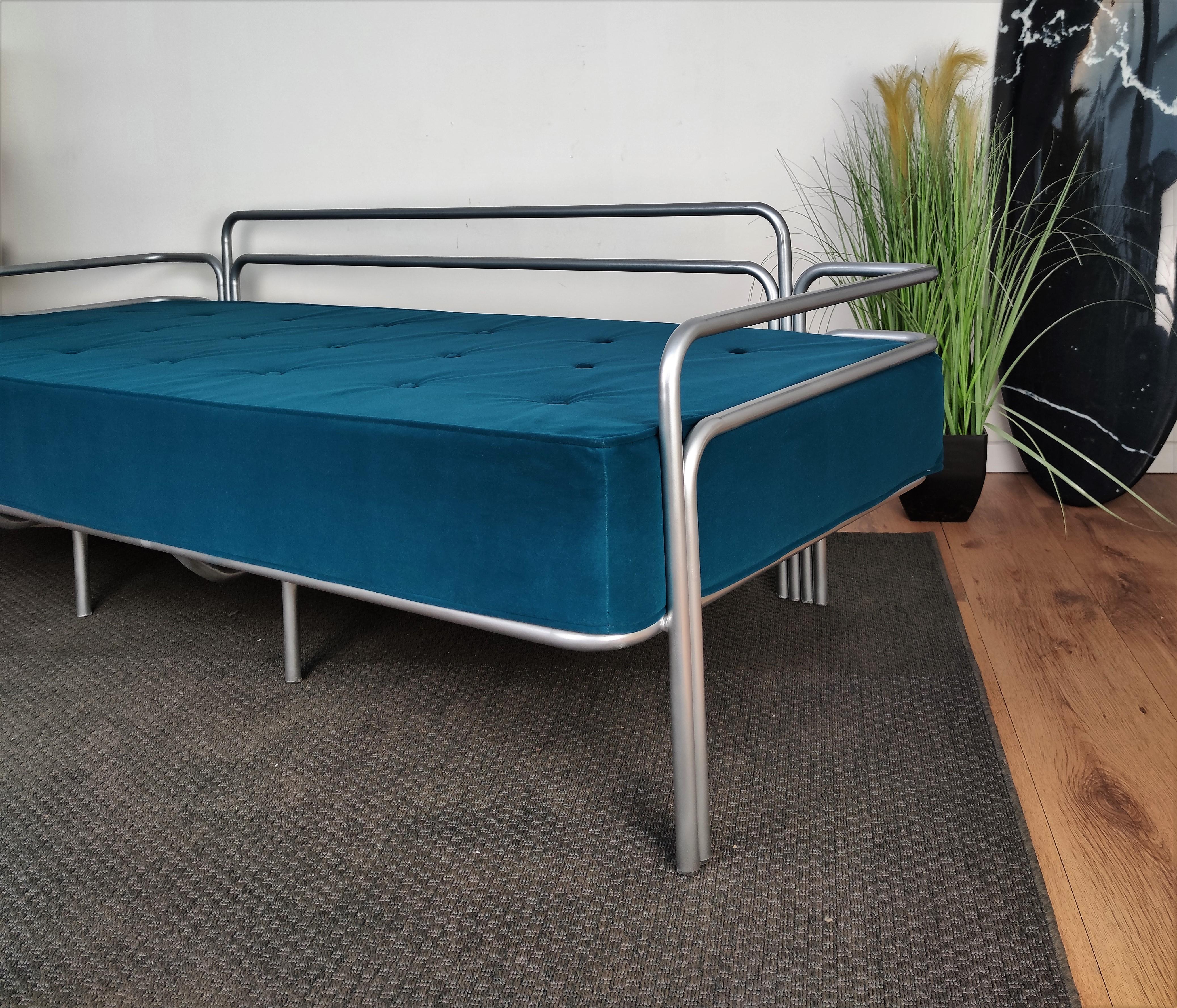 1960s Italian Steel and Tufted Velvet Blue Re-Upholstered Sofa or Daybed For Sale 1
