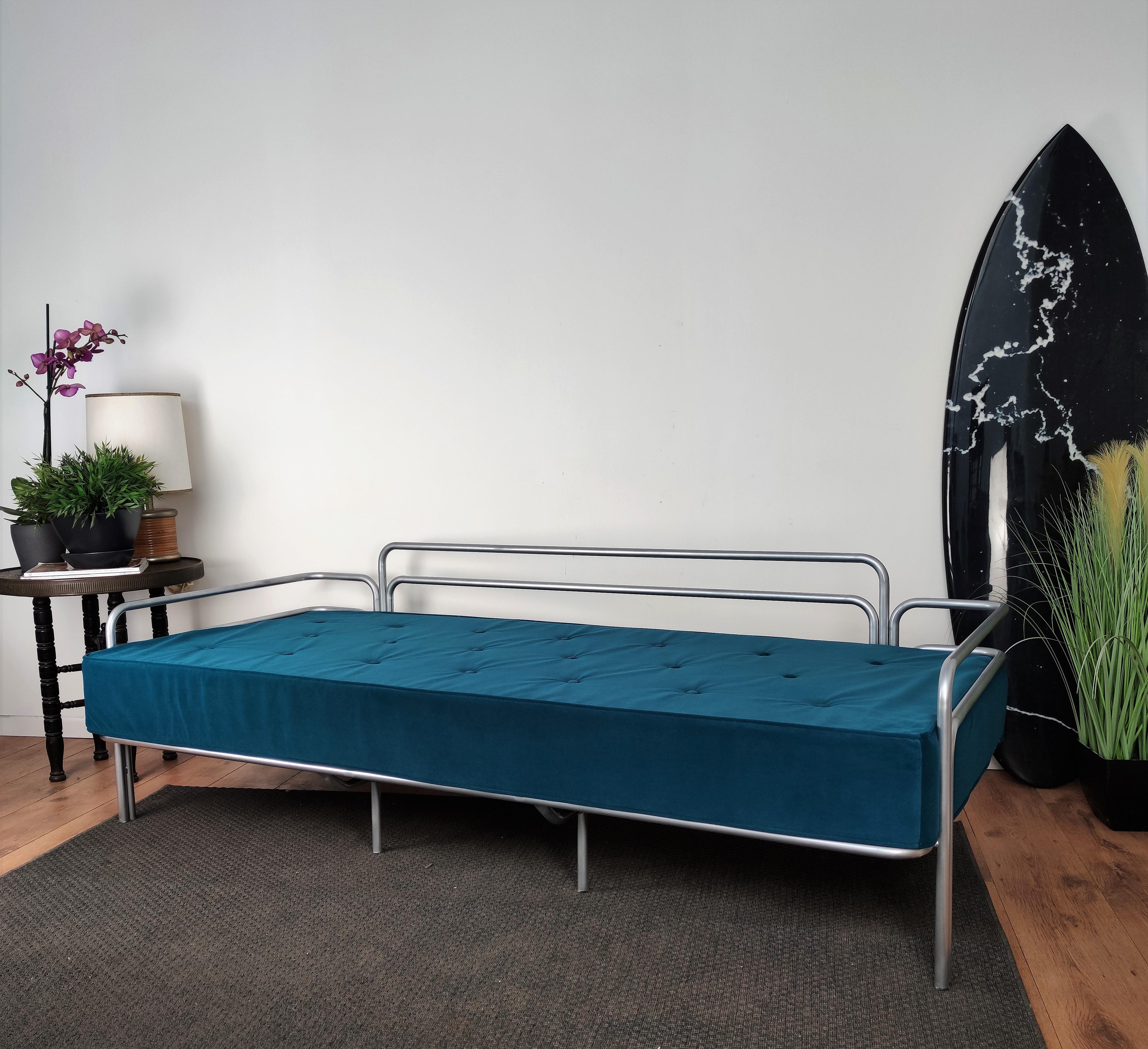 1960s Italian Steel and Tufted Velvet Blue Re-Upholstered Sofa or Daybed For Sale 3