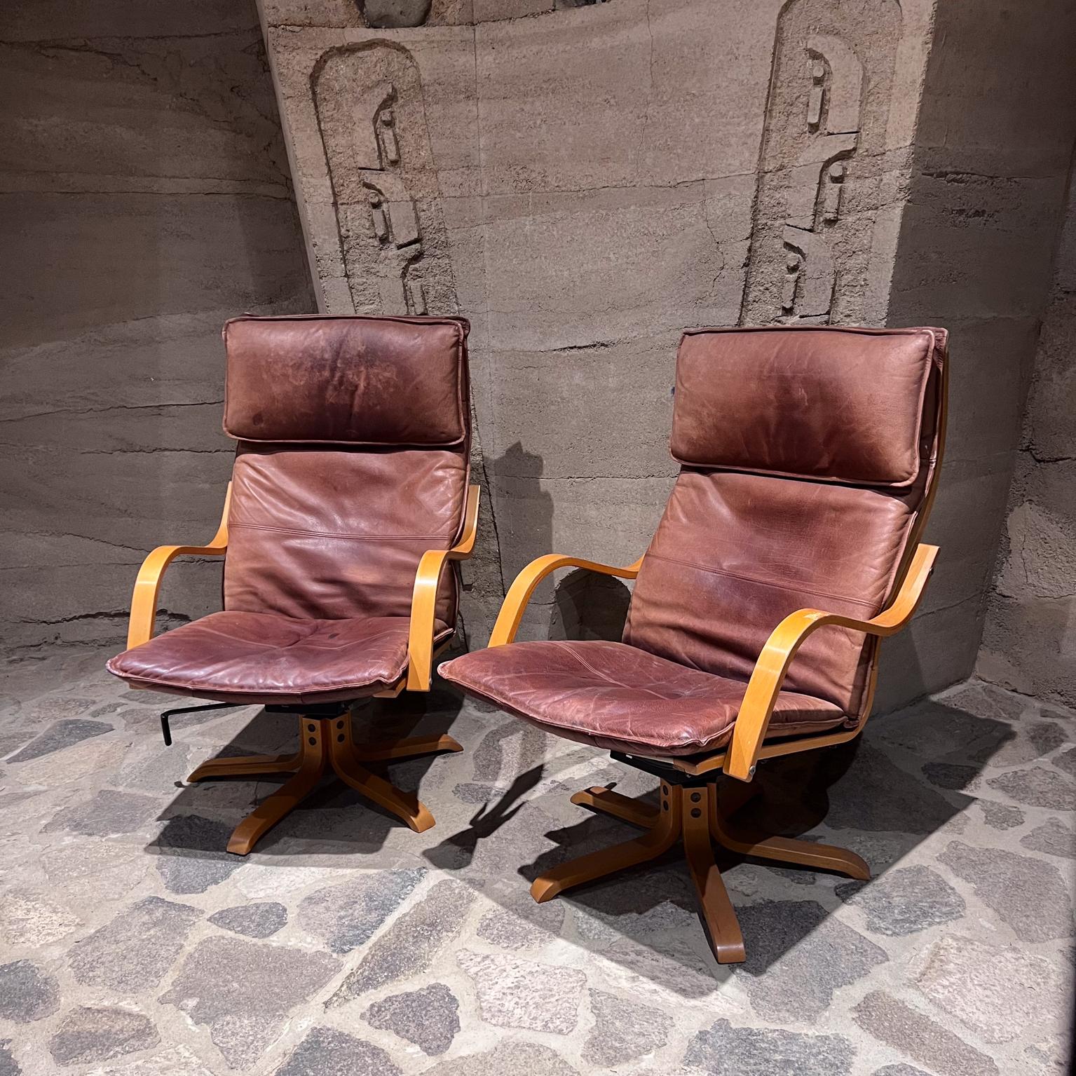1960s Italian Swiss Leather Tall Padded Lounge Chairs In Good Condition For Sale In Chula Vista, CA