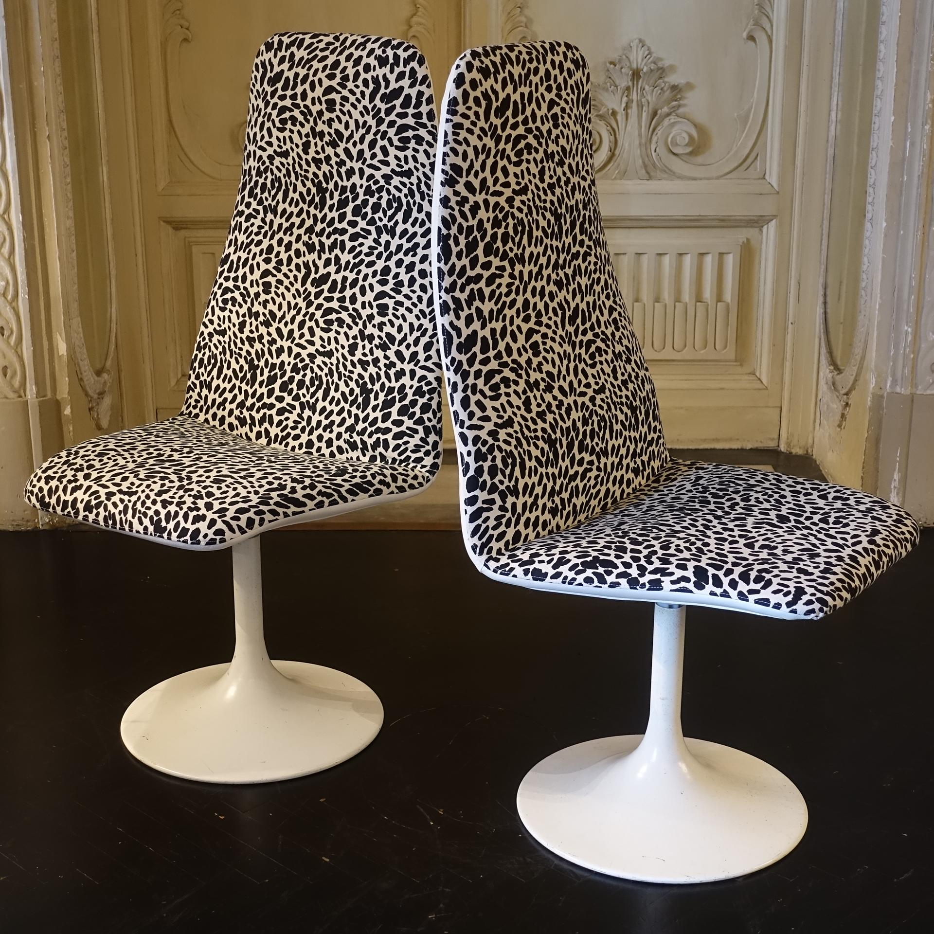 Pair of tall swivel armchairs with white metal tulip shape base, newly upholstered in black and white print fabric and white leather, vintage patina, Italy, circa 1960s.
 