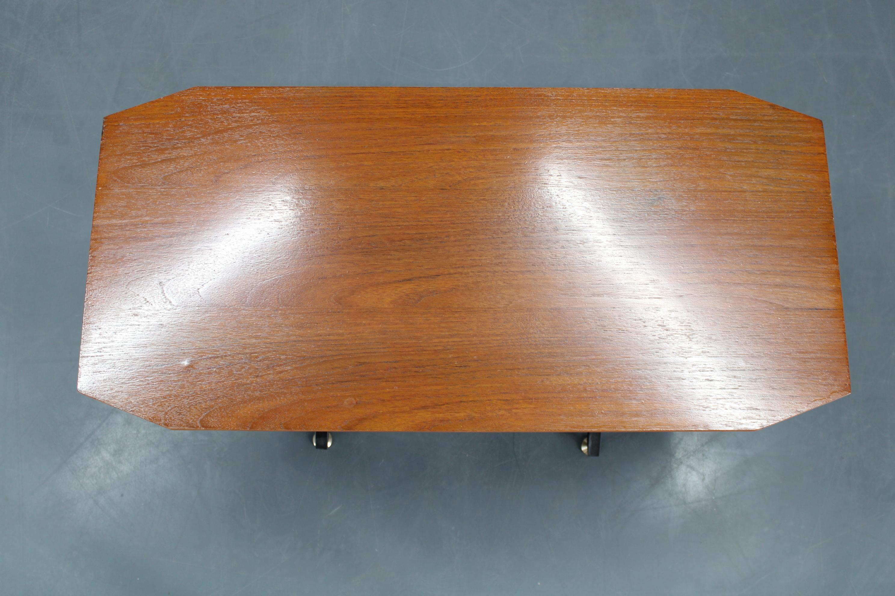 1960s Italian Teak Coffee or Side Table In Good Condition For Sale In Praha, CZ