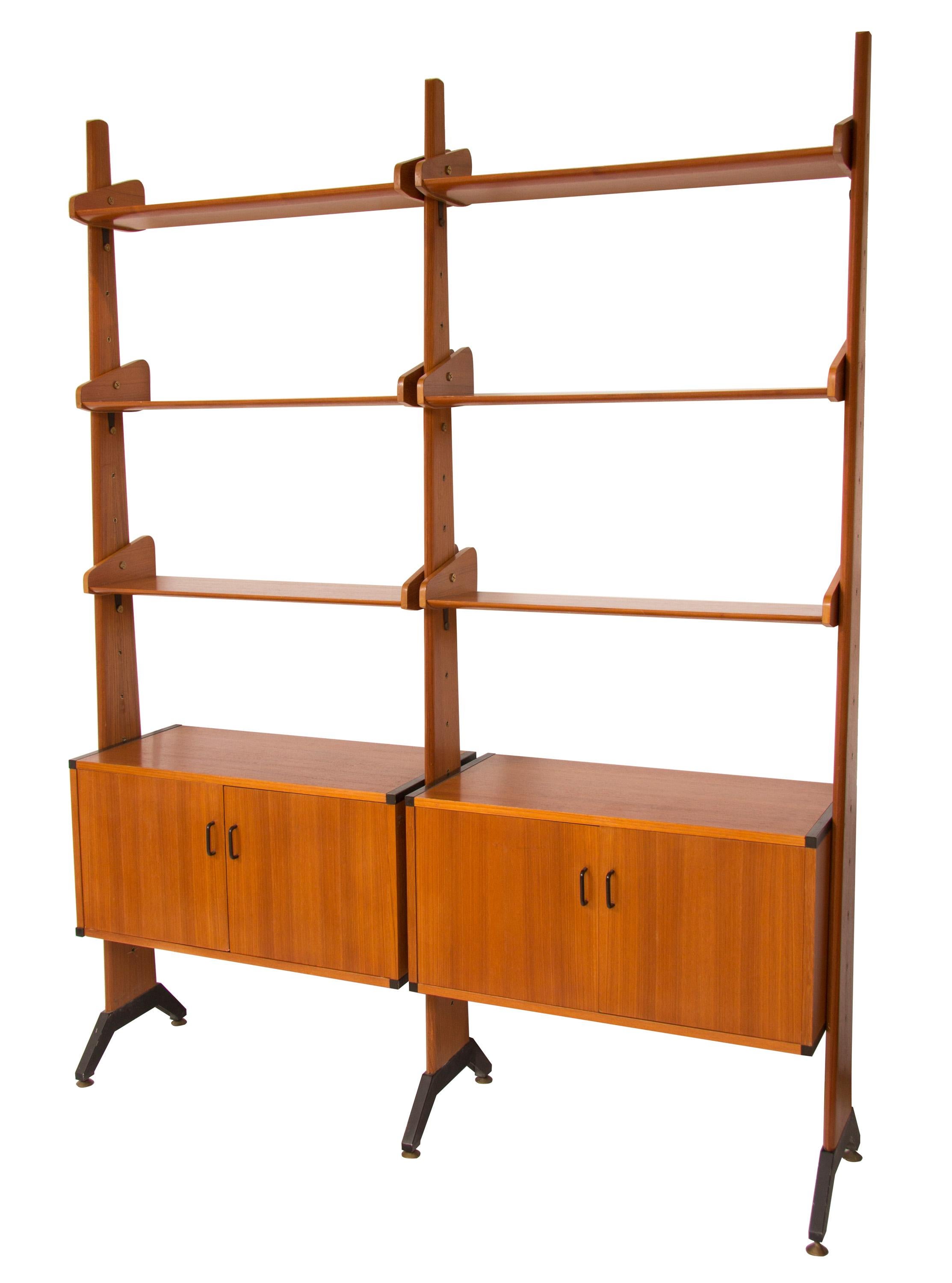 1960s Italian free-standing teak wall unit produced by AV Arredamenti Contemporanei. The Teak veneered adjustable shelves are fixed with feature black supports and brass bolts which hold the shelves horizontal and secure. The wall unit sits on a
