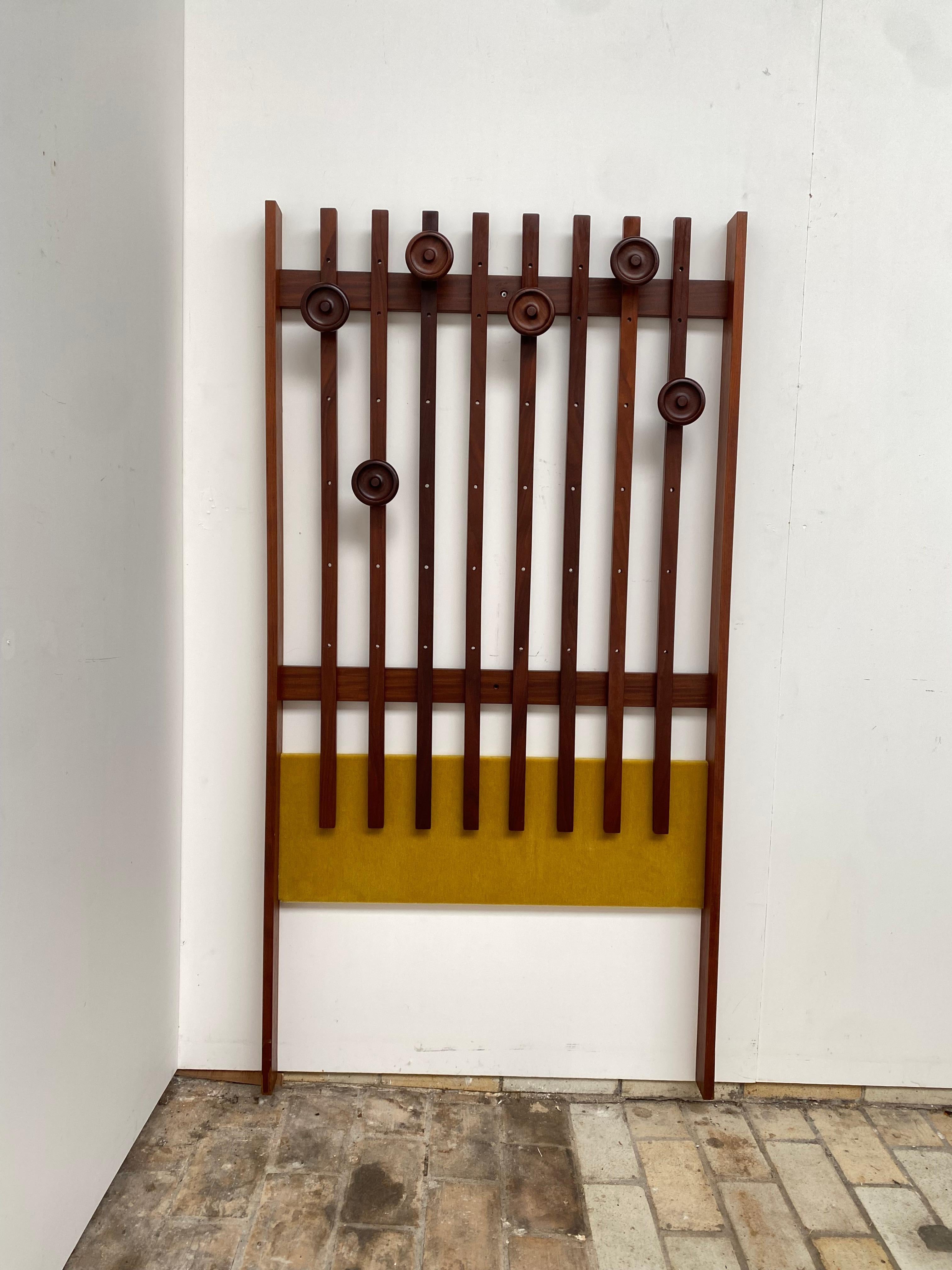 Appendiabiti a muro in teak italiano degli anni '60 con tessuto in velluto mohair nuovo in vendita 3
