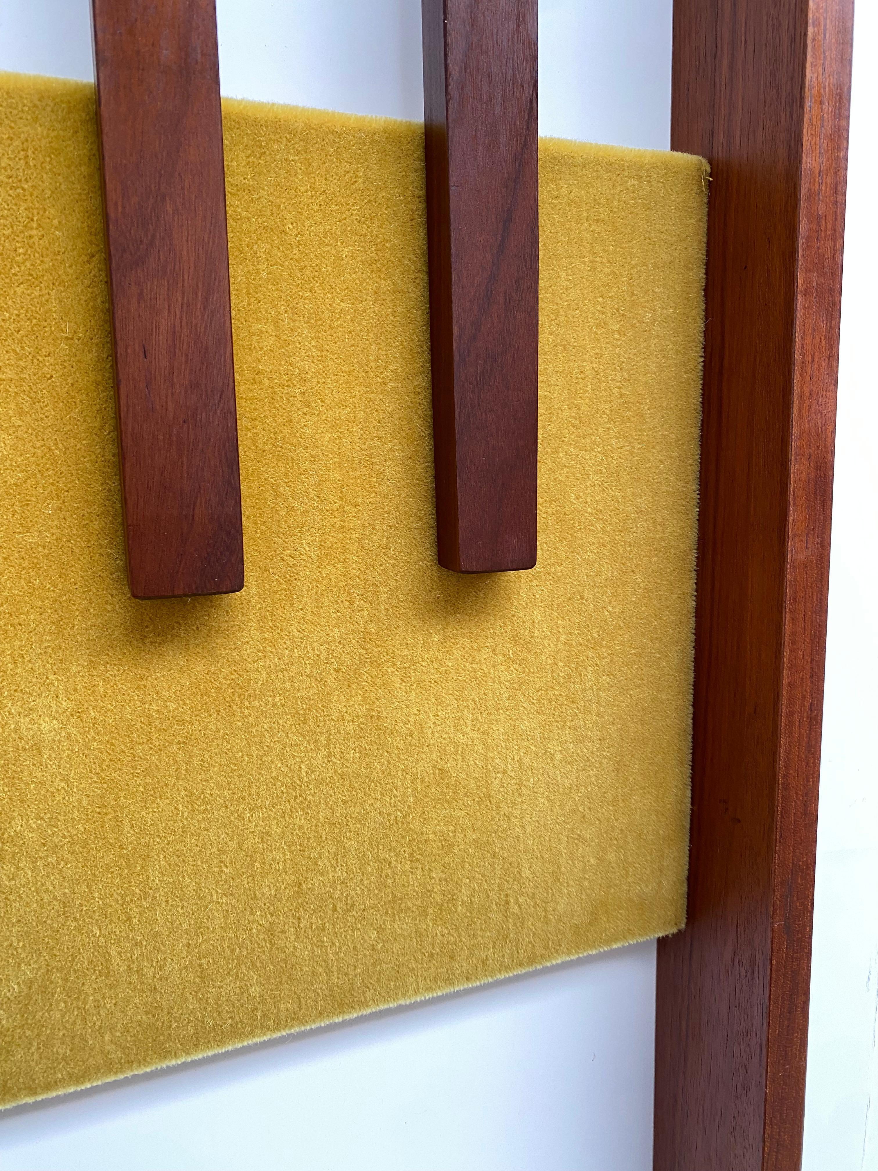 Appendiabiti a muro in teak italiano degli anni '60 con tessuto in velluto mohair nuovo in vendita 4