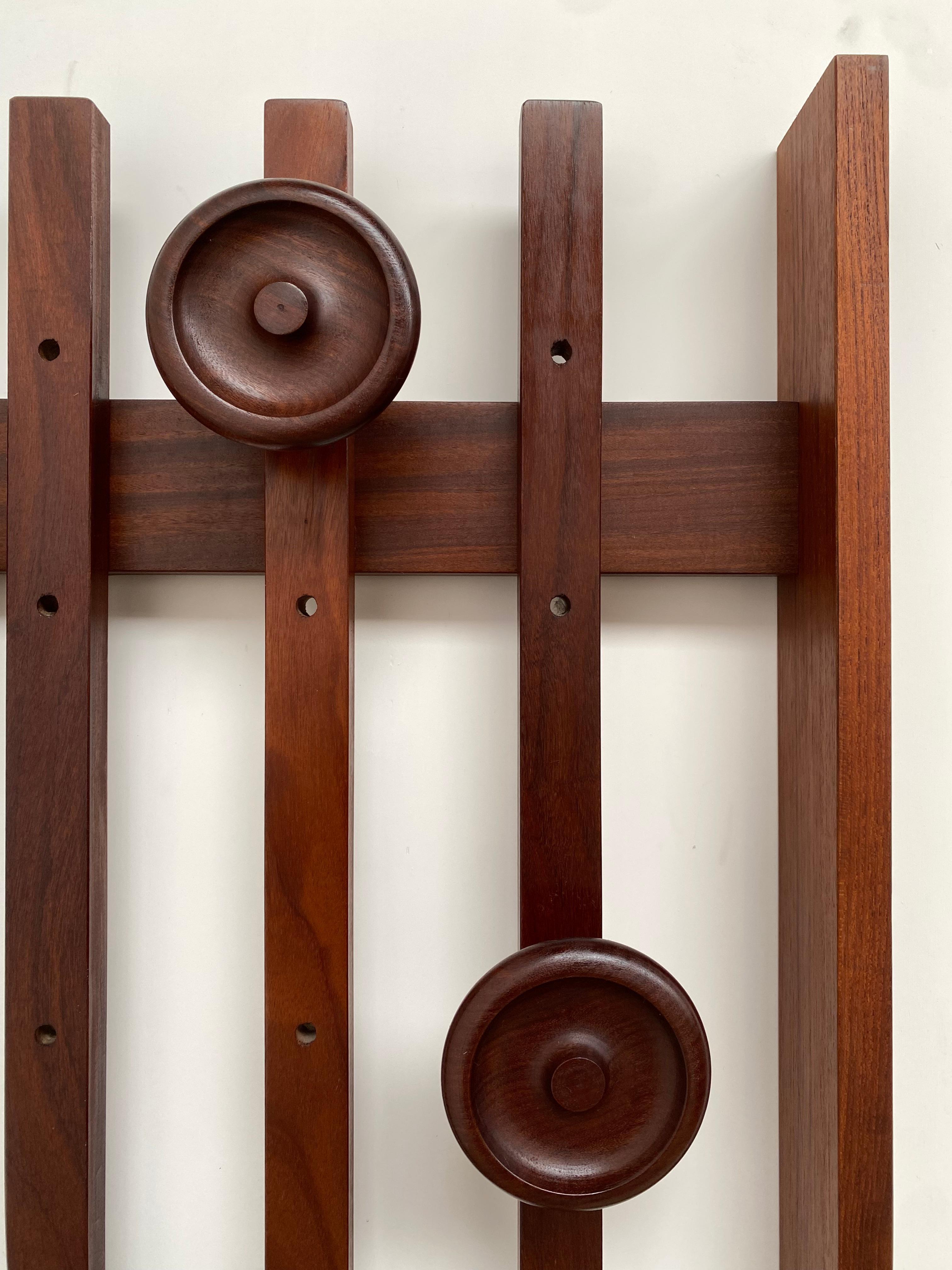 Appendiabiti a muro in teak italiano degli anni '60 con tessuto in velluto mohair nuovo in vendita 5