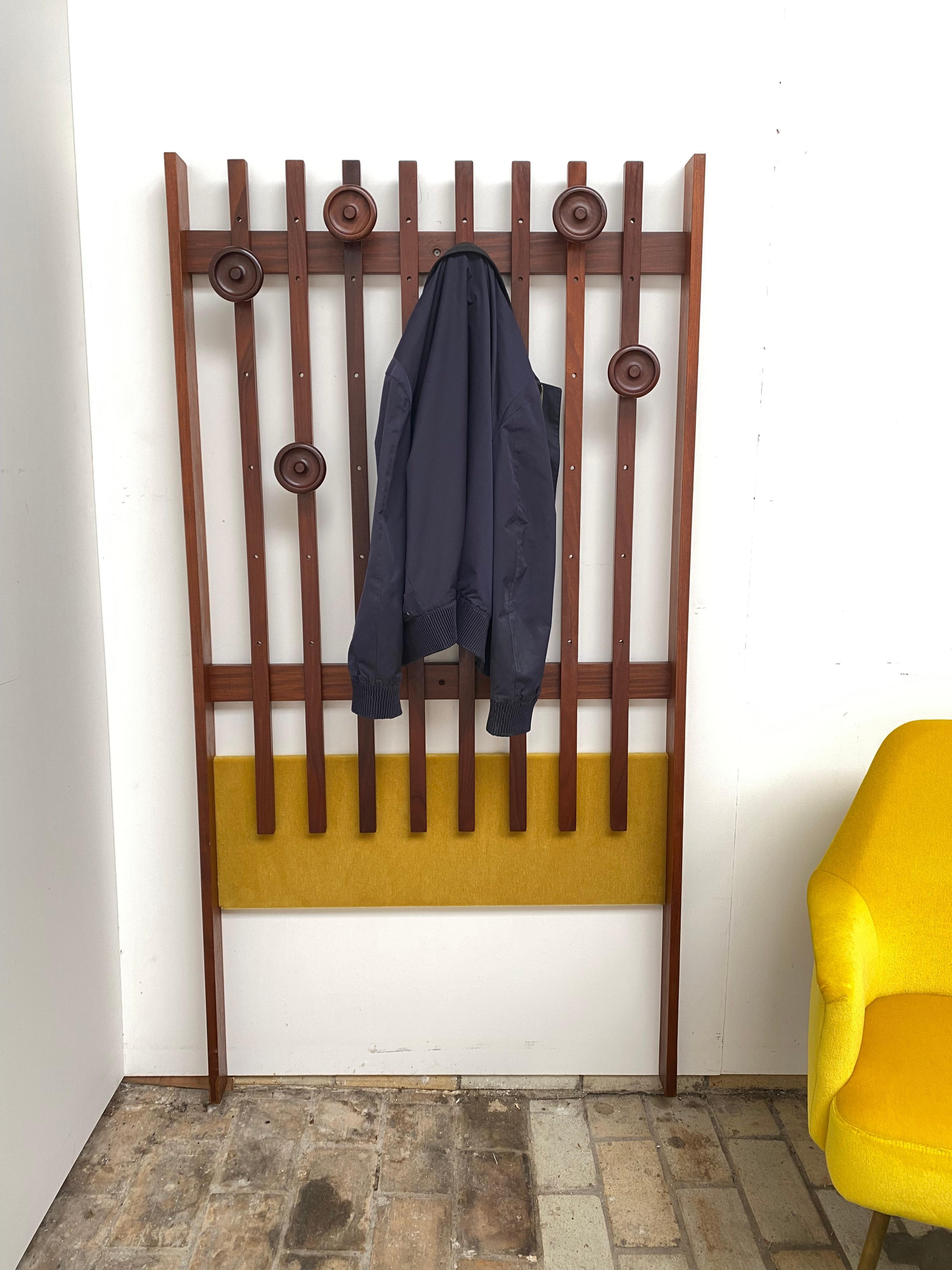 Appendiabiti a muro in teak italiano degli anni '60 con tessuto in velluto mohair nuovo in vendita 6