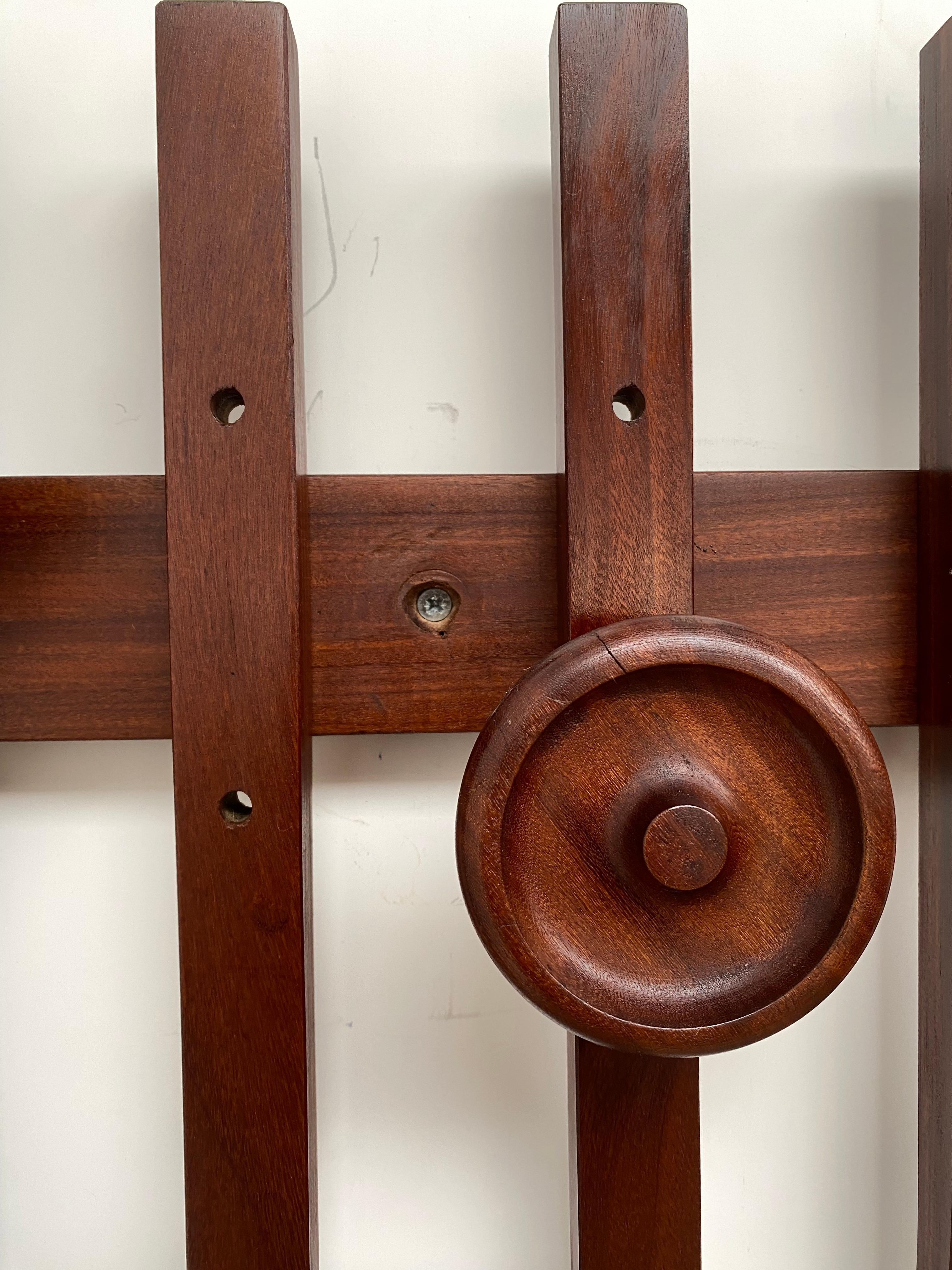 Appendiabiti a muro in teak italiano degli anni '60 con tessuto in velluto mohair nuovo in vendita 7
