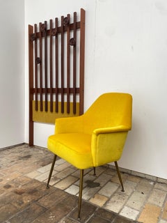 Italienische Wandgarderobe aus Teakholz aus den 1960er Jahren mit neuem Mohair-Samt-Stoff