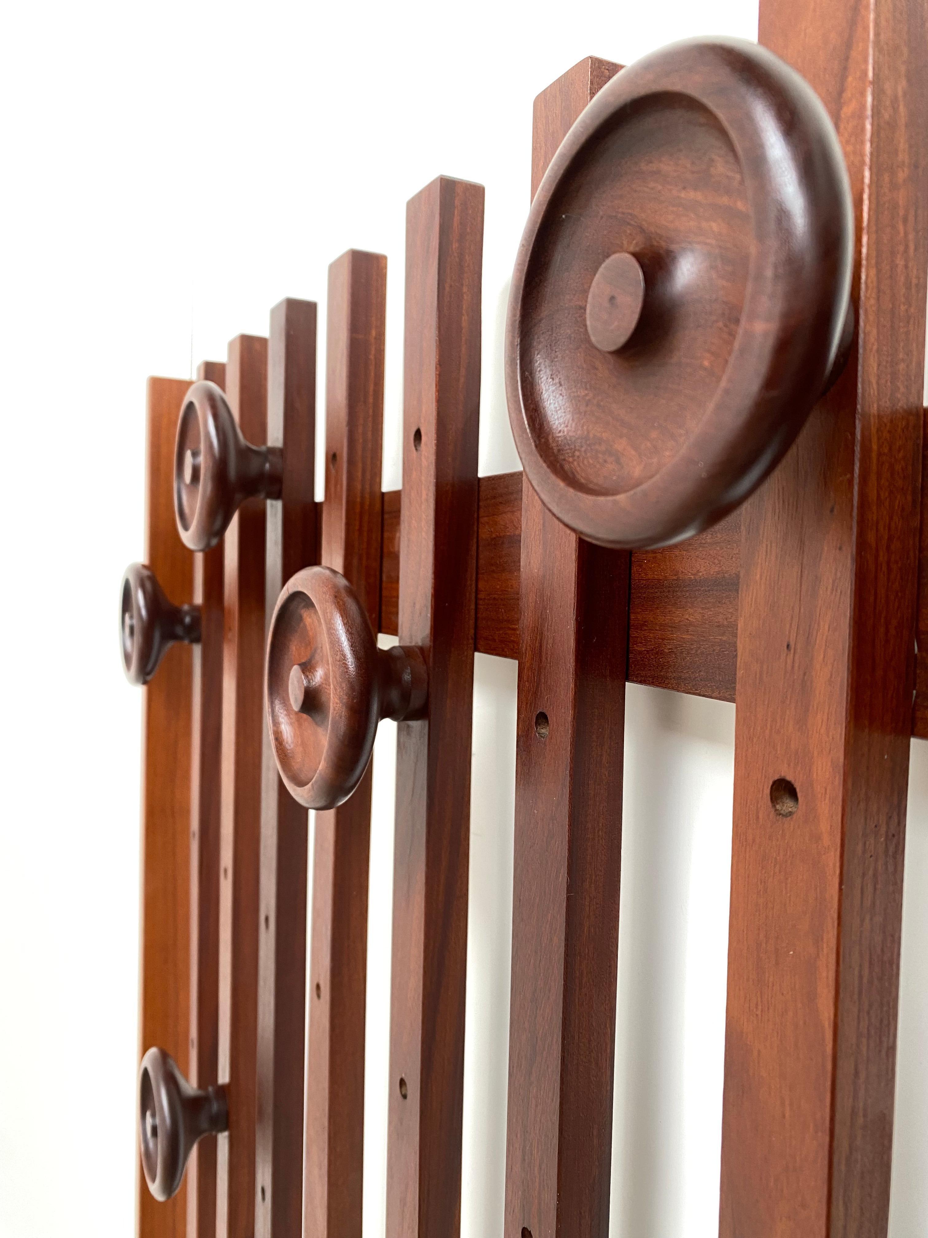 Mid-Century moderno Appendiabiti a muro in teak italiano degli anni '60 con tessuto in velluto mohair nuovo in vendita