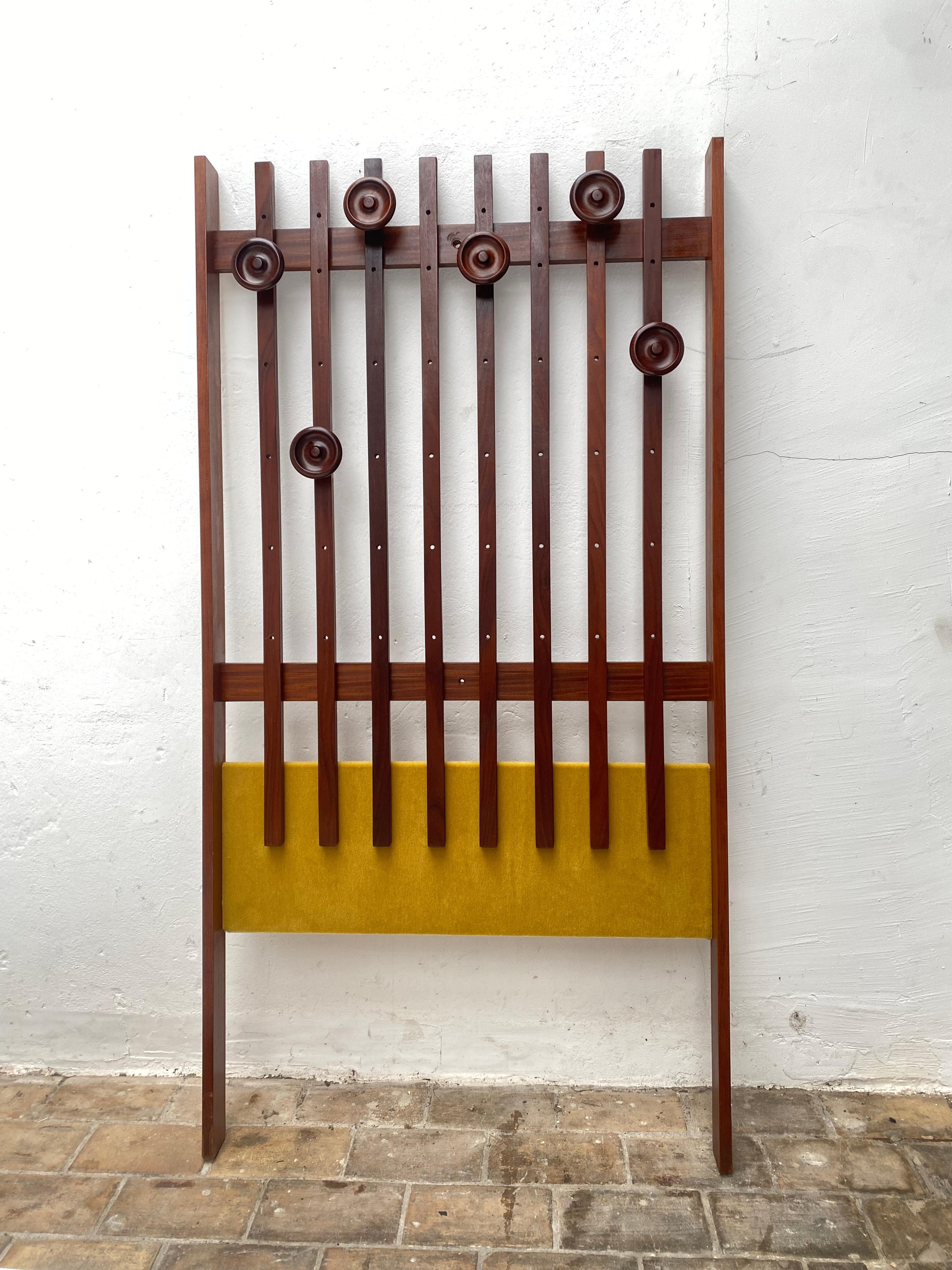 Italiano Appendiabiti a muro in teak italiano degli anni '60 con tessuto in velluto mohair nuovo in vendita