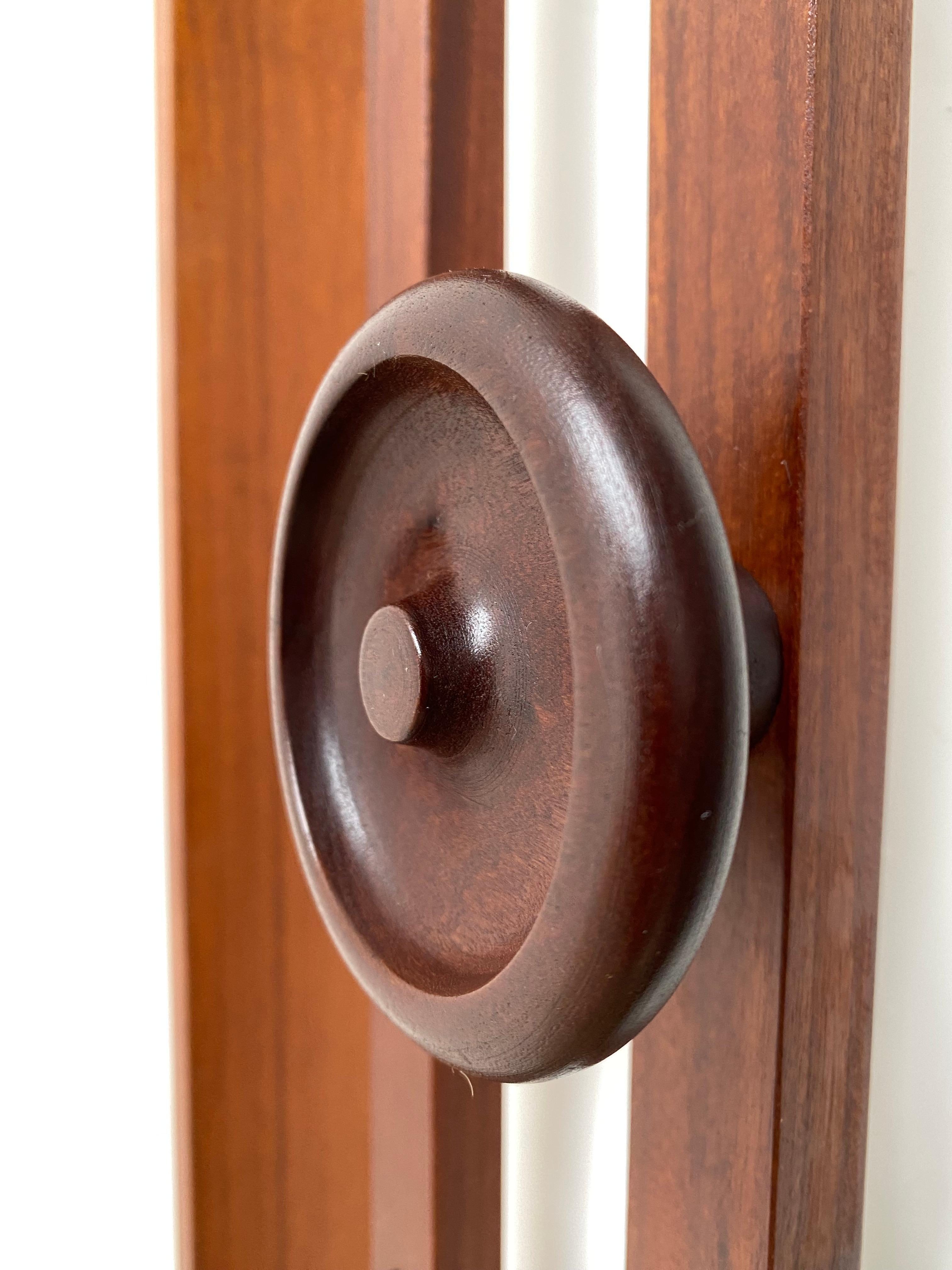 Metà XX secolo Appendiabiti a muro in teak italiano degli anni '60 con tessuto in velluto mohair nuovo in vendita