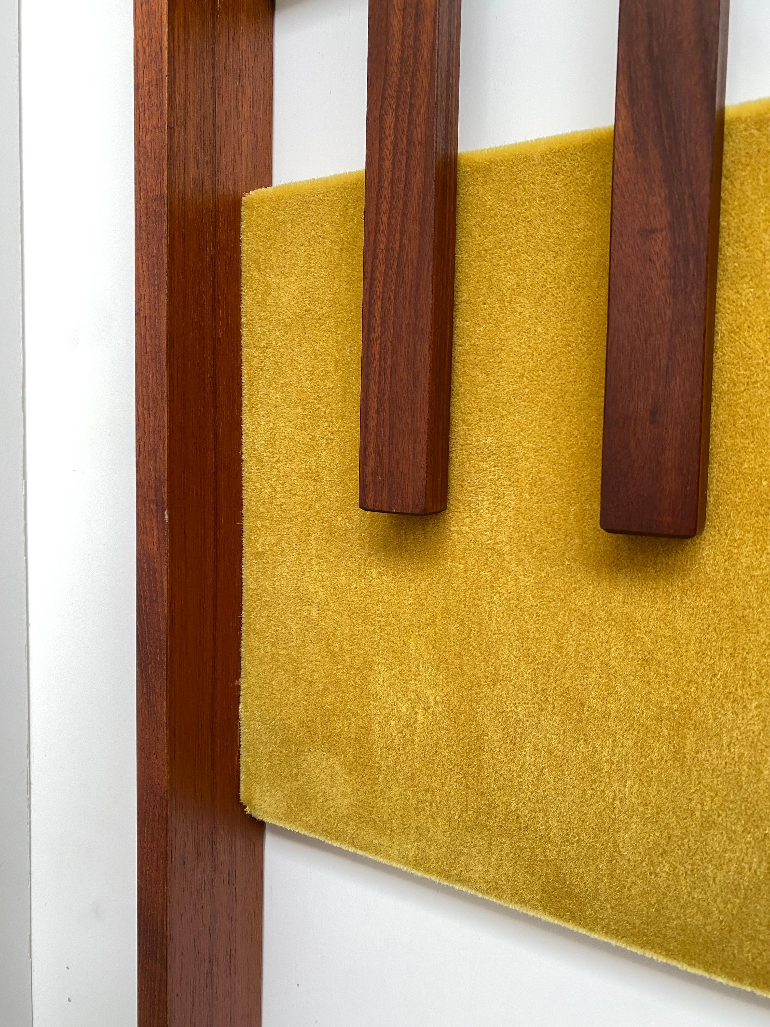 Mohair Appendiabiti a muro in teak italiano degli anni '60 con tessuto in velluto mohair nuovo in vendita