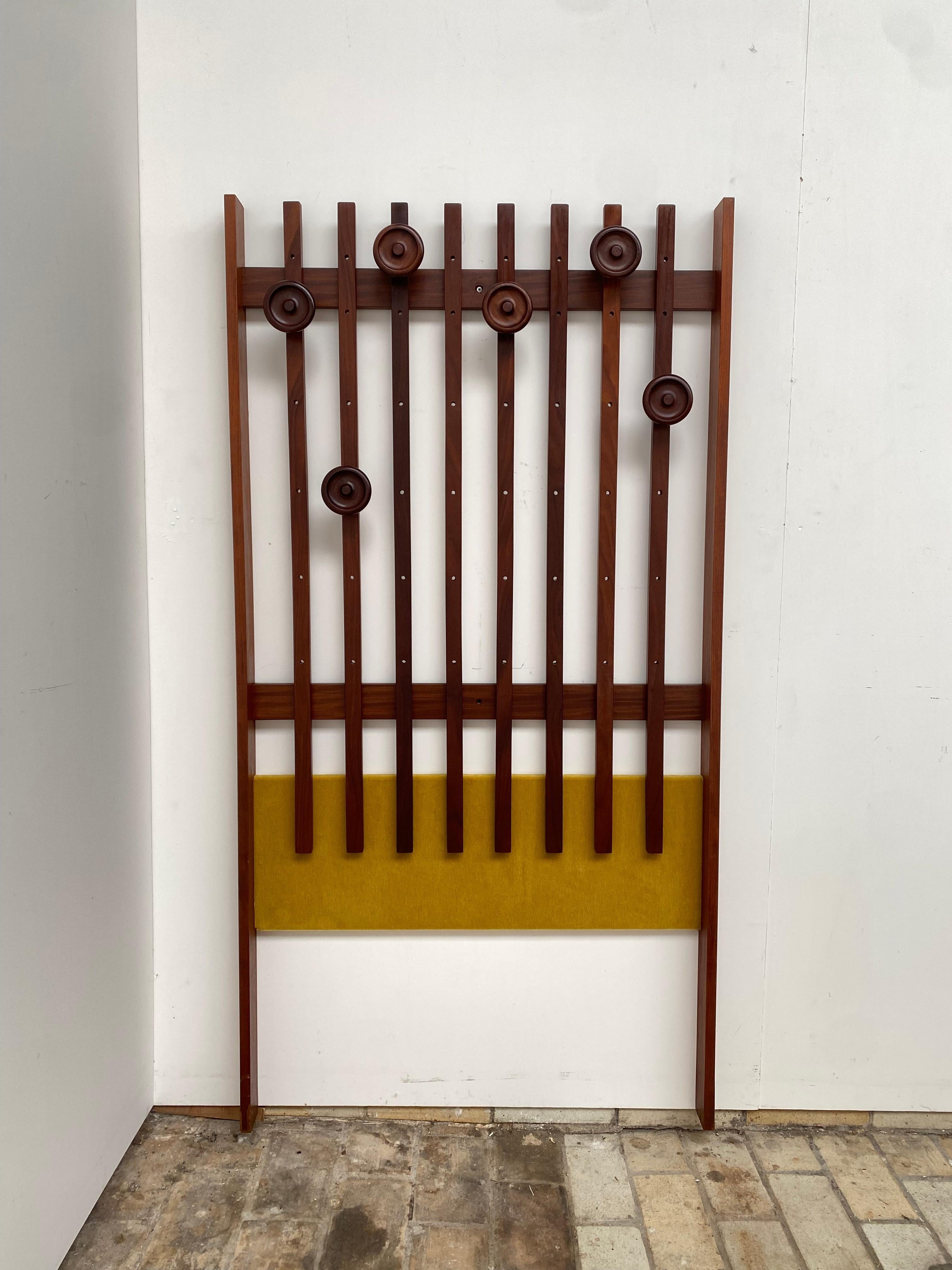 Appendiabiti a muro in teak italiano degli anni '60 con tessuto in velluto mohair nuovo in vendita 1