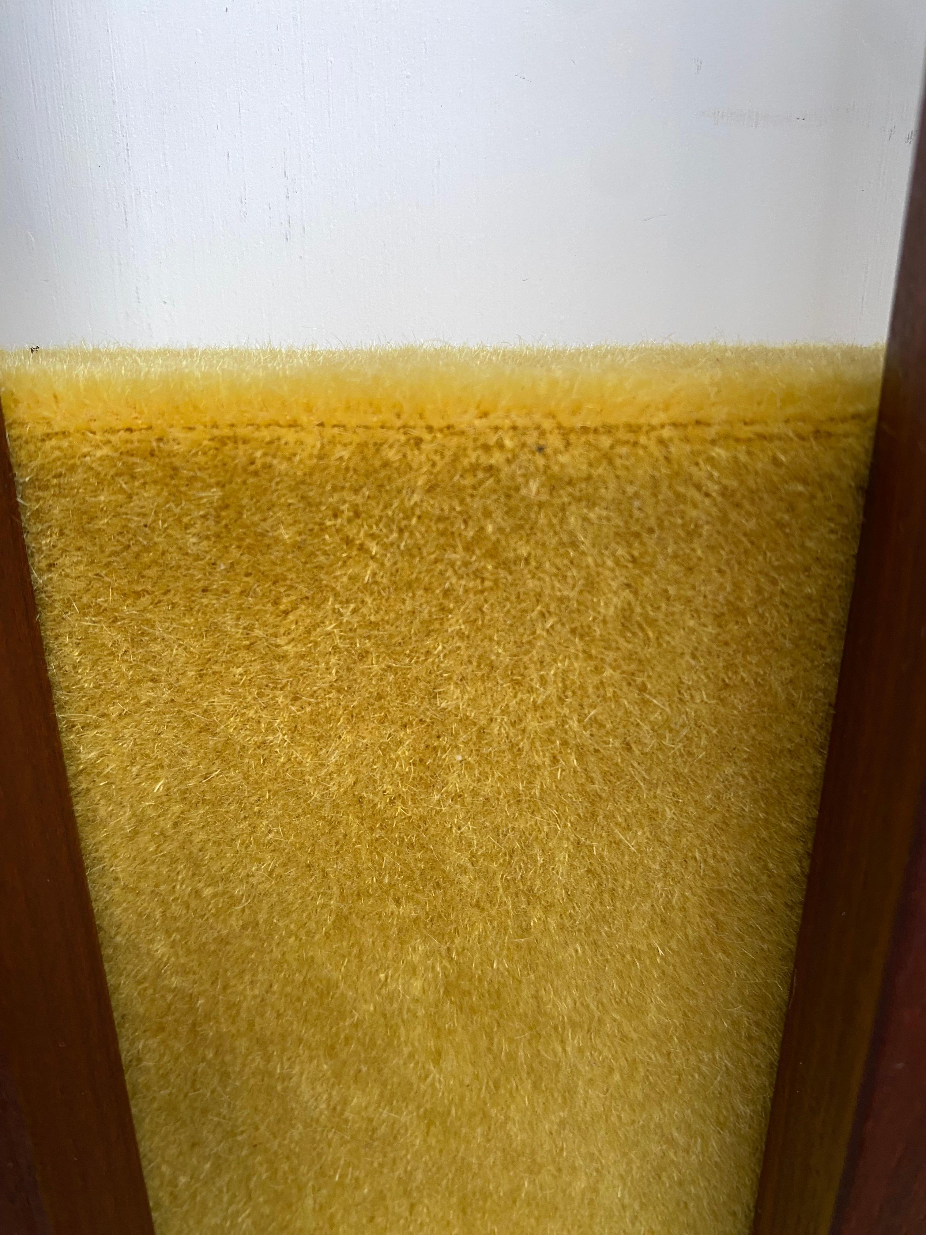 Appendiabiti a muro in teak italiano degli anni '60 con tessuto in velluto mohair nuovo in vendita 2