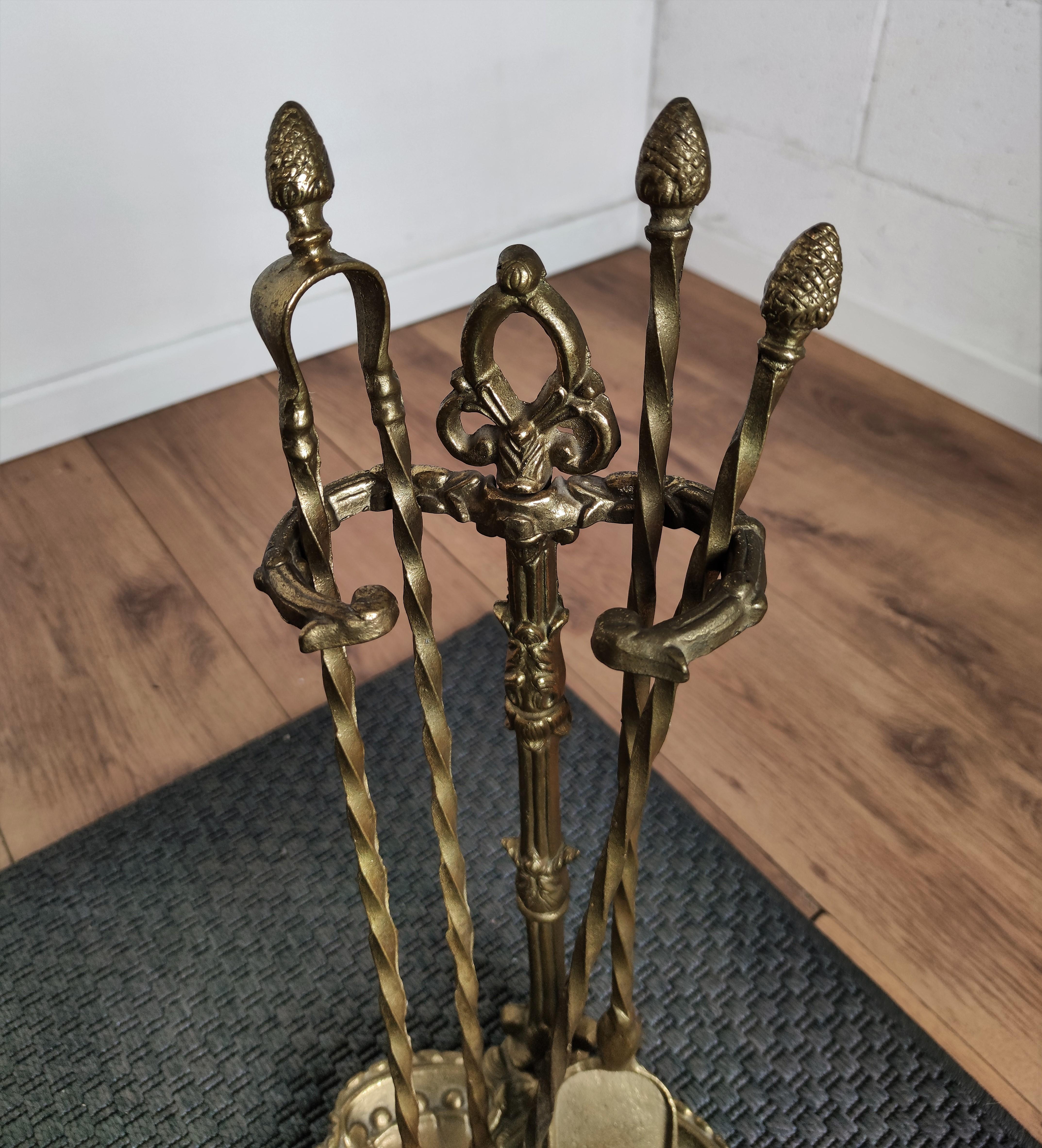1960s Italian Three-Piece Brass Acorn Ornated Vintage Fire Tool Set with Stand In Good Condition In Carimate, Como