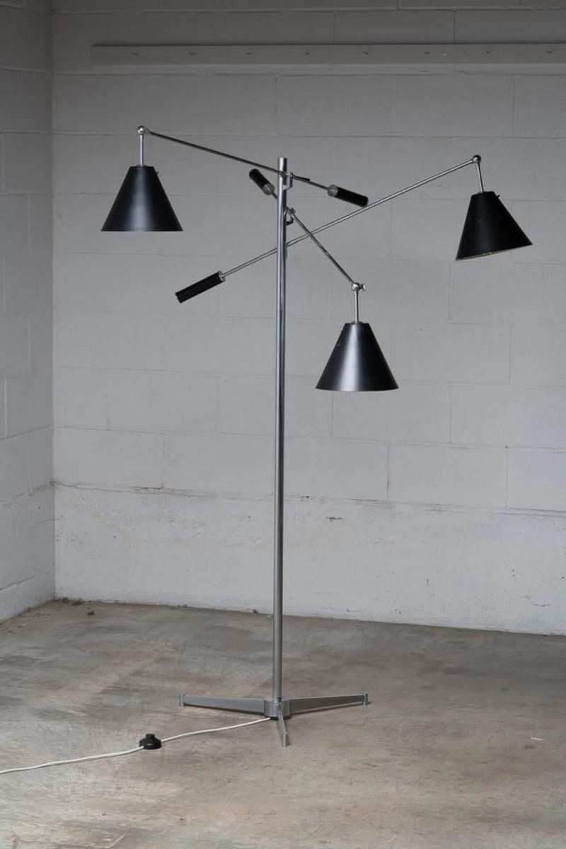 Exemple frappant de l'éclairage italien d'après-guerre, cet authentique lampadaire Triennale a été produit par Arredoluce dans les années 1960 et conserve la marque d'origine du fabricant sur chaque abat-jour. Conçue avec trois bras entièrement
