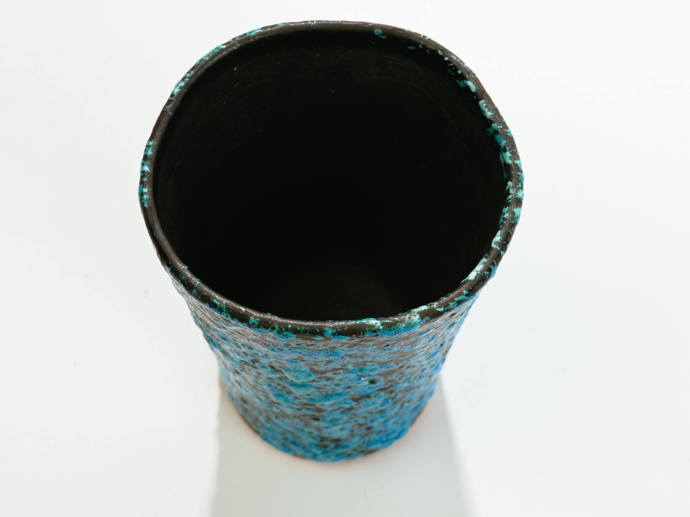 1960s Italian Turquoise Volcanic Glaze Vase im Zustand „Gut“ in New York, NY