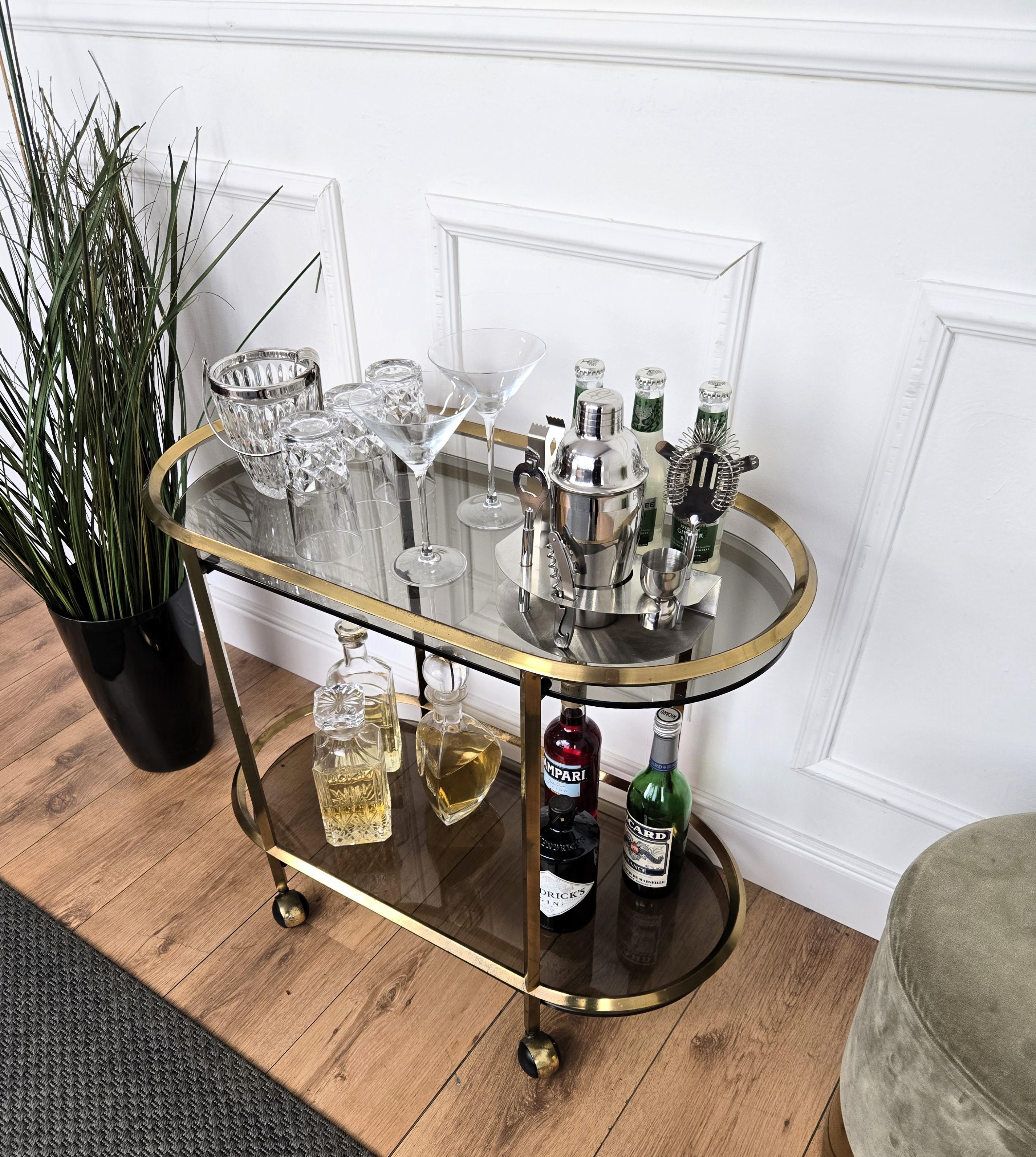 Hollywood Regency Chariot de bar italien des années 1960 à deux niveaux en laiton et verre avec plateau en verre foncé en vente