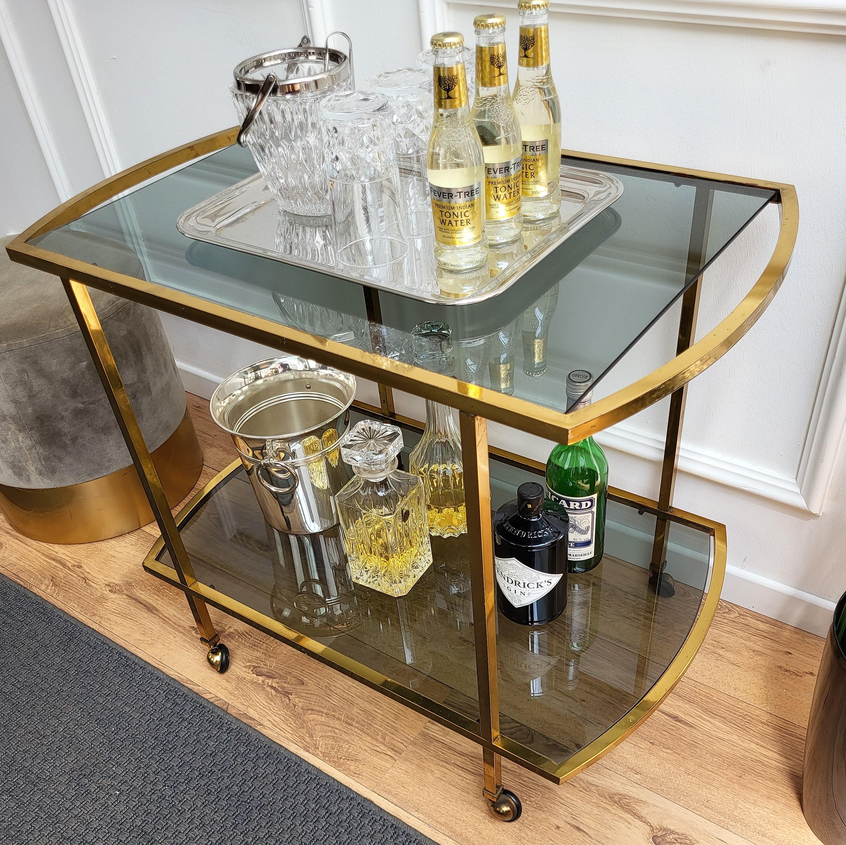 1960s Italian Two-Tier Brass and Glass Bar Cart with Dark Glass Top In Good Condition For Sale In Carimate, Como