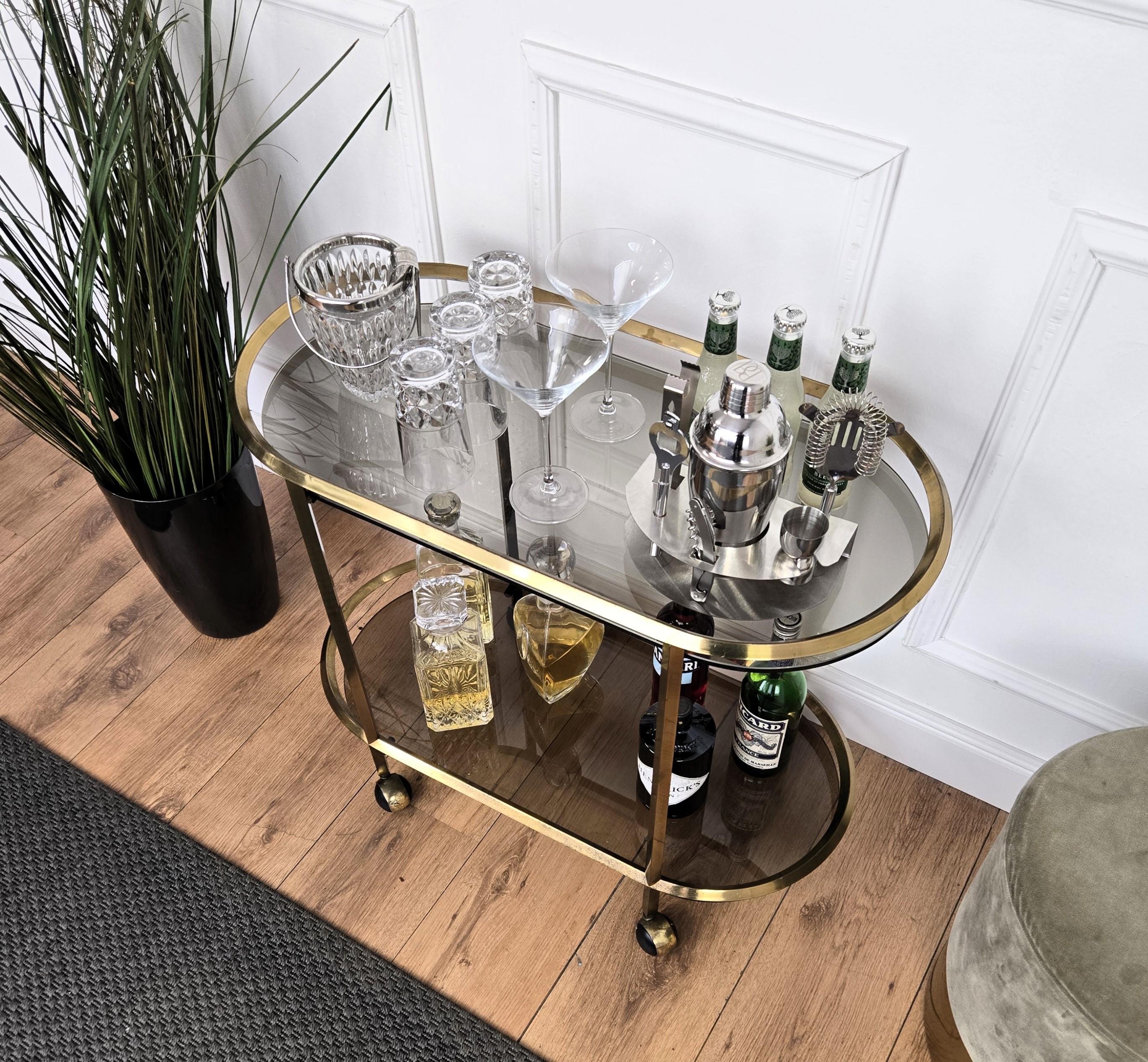 Chariot de bar italien des années 1960 à deux niveaux en laiton et verre avec plateau en verre foncé Bon état - En vente à Carimate, Como