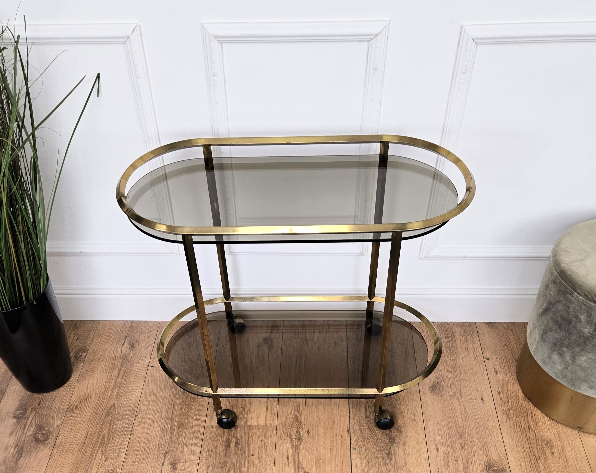 Laiton Chariot de bar italien des années 1960 à deux niveaux en laiton et verre avec plateau en verre foncé en vente