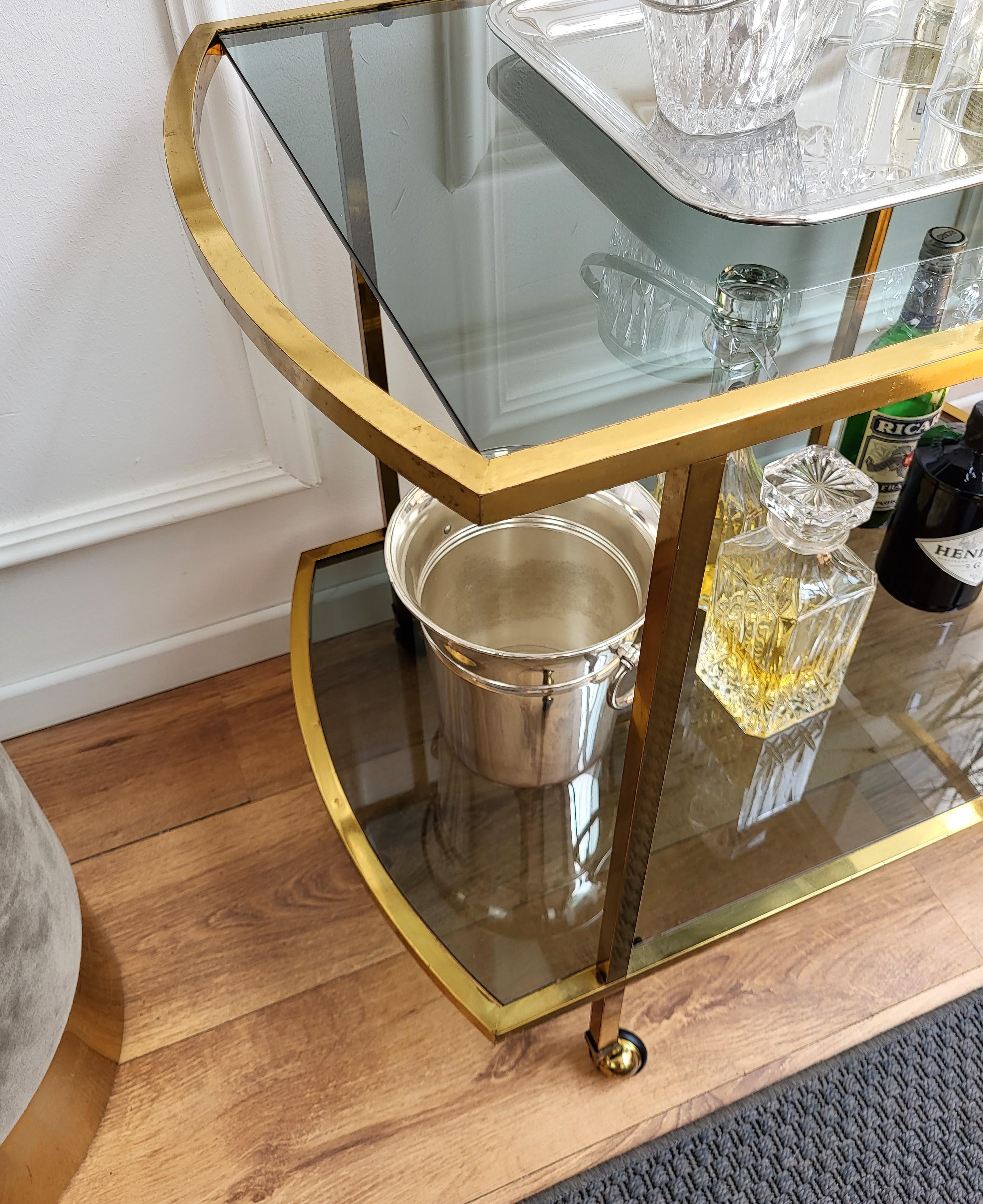 Chariot de bar italien à deux niveaux en laiton et verre des années 1960 avec plateau en verre foncé en vente 1