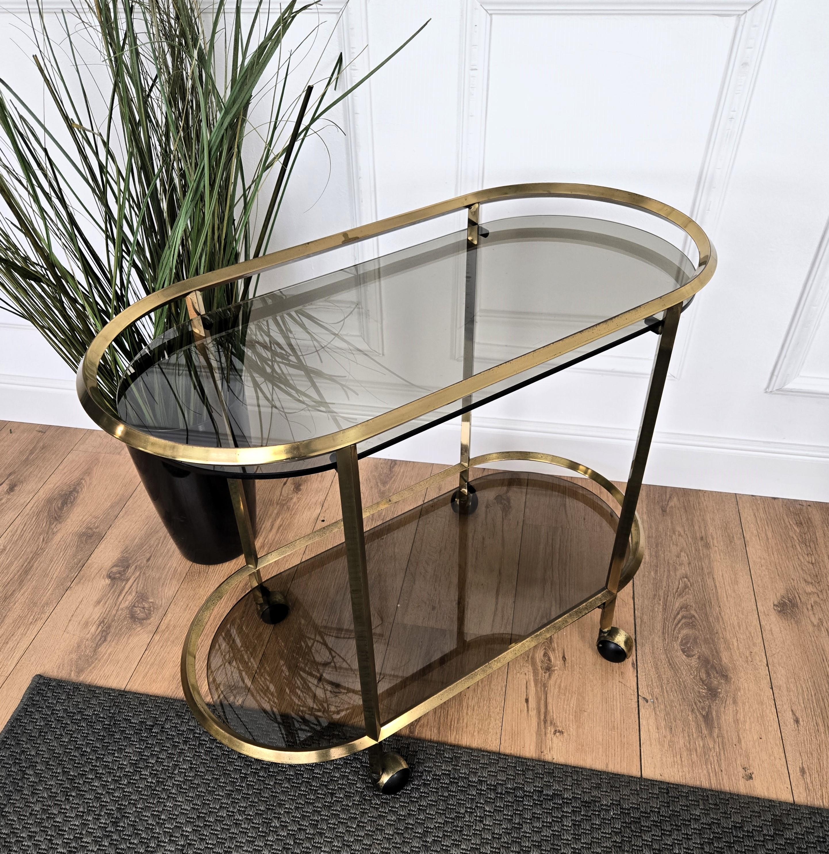 Chariot de bar italien des années 1960 à deux niveaux en laiton et verre avec plateau en verre foncé en vente 2