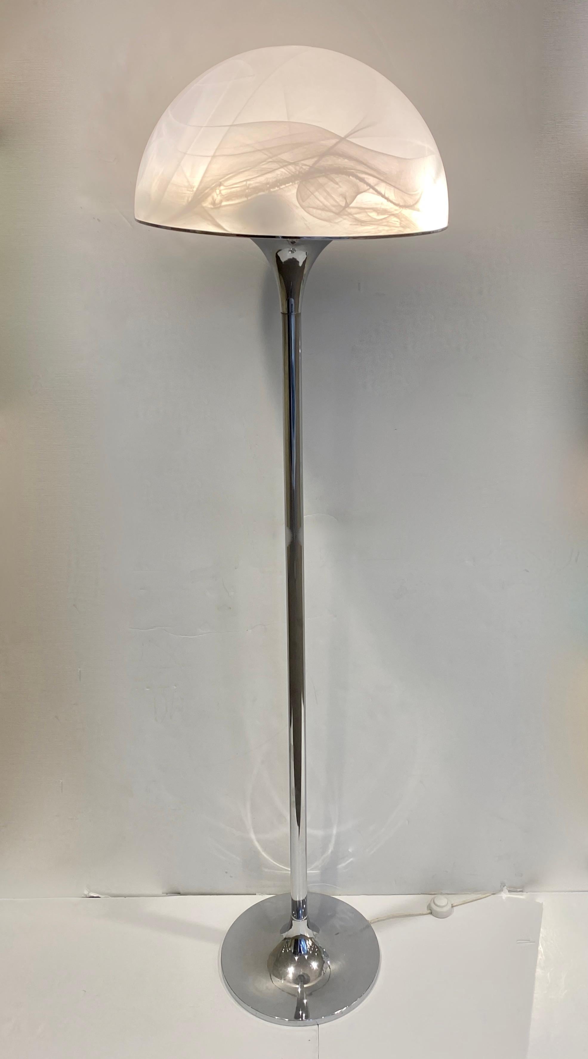 Lámpara de pie de diseño Art Déco Vintage de los años 60, una creación moderna atribuida a Mazzega, la estructura de níquel pulido, de icónica forma orgánica acampanada de los años 20, se compone de un tallo que sostiene una cúpula, como una flor en