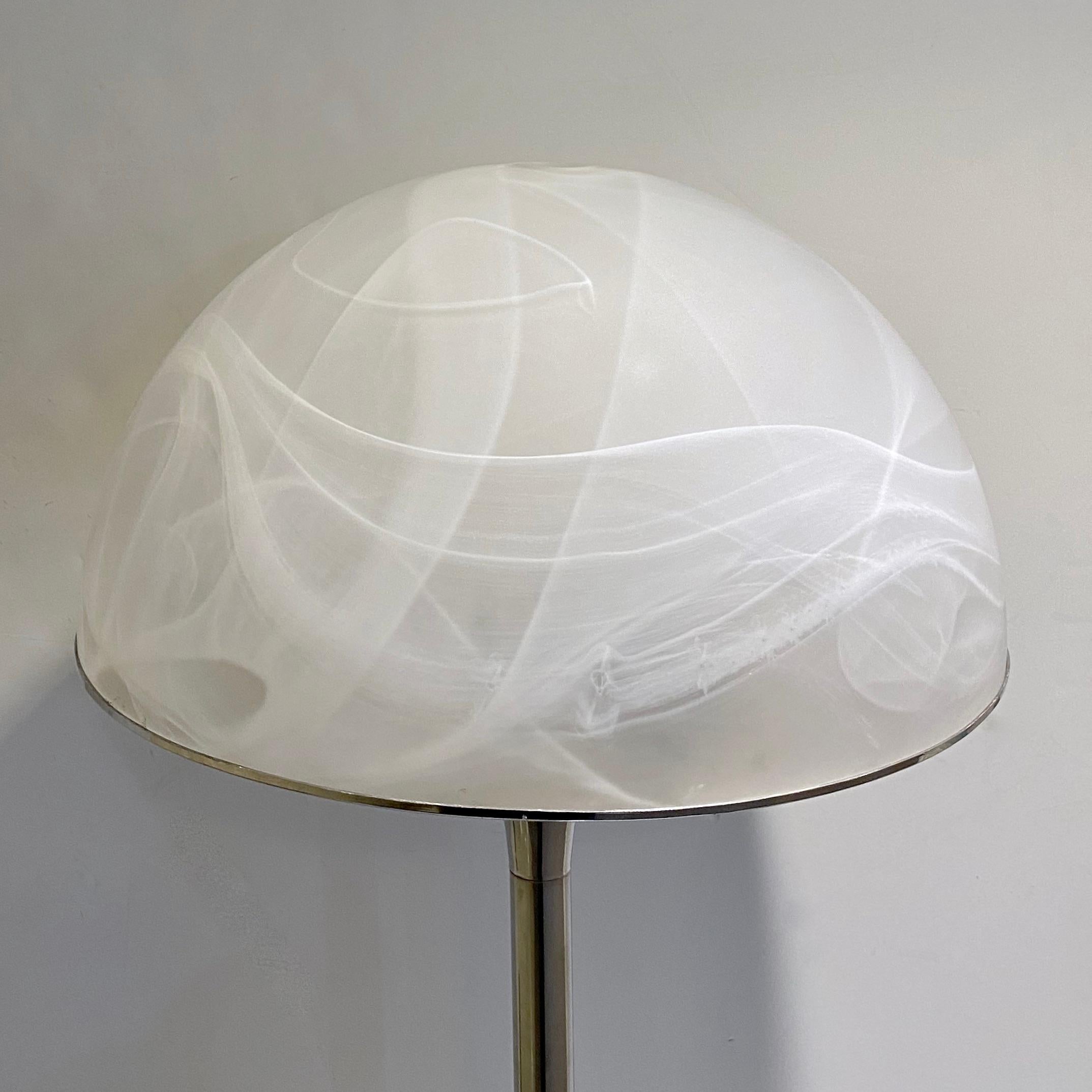 Años 60, Italia Art Decó Vintage Mazzega Murano Blanco Cristal Níquel Lámpara de pie Moderno de mediados de siglo